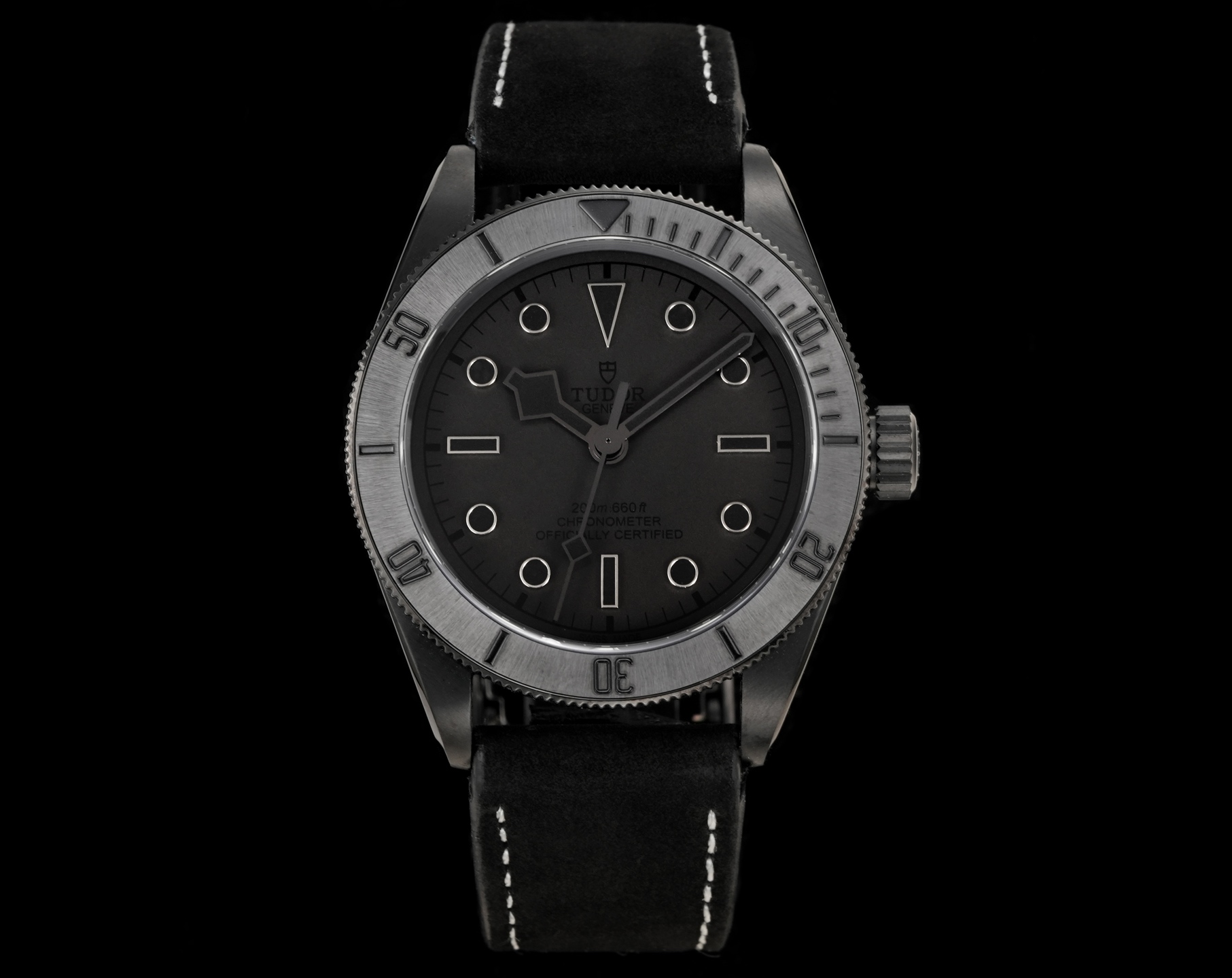 NO:394183,3T new product: Ditubi Bay Black Warrior Back Transparent Watch The Eye of the Dark Night, Glances the Beauty of Machinery **Deep as night, revealing its sharpness. Ditubi Bay Black Warrior Back Transparent Watch inherits the tough style of the Black Warrior series, and uses a transparent back to capture the beauty of precision machinery operation. **The matte black ceramic bezel, which has been forged with high temperature, is hard and wear-resistant, and shows extraordinary taste in low-key. The integrated molded mid-layer case has smooth lines, is solid and reliable, demonstrating Ditu's consistent exquisite craftsmanship. **Black blue and white dial, simple and atmospheric, is matched with luminous hands and hour markers, and the time is clear and easy to read regardless of day and night. The iconic snowflake hands inherit Tudor's classic design and show more sharp edges against a black background.  **Tudor's black back-transparent movement, through the sapphire crystal watch back, the precision operation of the movement is unobstructed. The carefully crafted automatic turret, embellished with sandblasting details and engraved patterns, highlights the ultimate pursuit of details of Dituo's ultimate pursuit of details. The ultra-high power reserve will accompany you to conquer every challenge. **The outer ring can be rotatable and decorated with laser etching digital scales to meet professional diving needs. **The Dituobi Bay Black Warrior's watch is not only a wrist timepiece, but also an appreciation of mechanical art. It belongs to those urban elites who pursue excellence and extraordinary taste, control time and life with fearless attitude. **The watch size 41 is matched with a black leather strap to meet the needs of wearing different occasions. **The Dituobi Bay Black Warrior's watch, the eye of the dark night, opens up the mysterious world of mechanical beauty for you.,198609093T新品: 帝陀碧湾黑武士背透腕表 暗夜之眼,窥见机械之美 **深邃如夜,锋芒毕露. 帝陀碧湾黑武士背透腕表,承袭黑武士系列的硬朗风格,更以通透表背,将精密机械的运转之美尽收眼底. **哑光黑色陶瓷表圈, 历经高温锻造,坚硬耐磨,低调中彰显不凡品味.一体成型中层表壳,线条流畅,坚固可靠,彰显帝陀一贯的精湛工艺. **黑 蓝 白表盘,简约大气,搭配夜光指针和时标,无论白天黑夜,时间清晰易读.标志性雪花指针,传承帝舵经典设计,在黑色背景下更显凌厉锋芒. **帝舵黑色背透机芯,透过蓝宝石水晶表背,机芯的精密运作一览无余.精雕细琢的自动陀, 以喷砂细节和镌刻纹路点缀,彰显帝陀对细节的极致追求.超高动力储备, 陪伴你征服每一个挑战. **可旋转外圈,饰以激光蚀刻数字刻度,满足专业潜水需求. **帝陀碧湾黑武士背透腕表,不仅是腕间时计,更是机械艺术的鉴赏之作.它属于那些追求卓越、品味非凡的都市精英,以无畏姿态,掌控时间,掌控人生. **腕表尺寸41 搭配黑色皮革表带满足不同场合佩戴需求. **帝陀碧湾黑武士背透腕表,暗夜之眼,为你开启机械之美的神秘世界.,,Watch