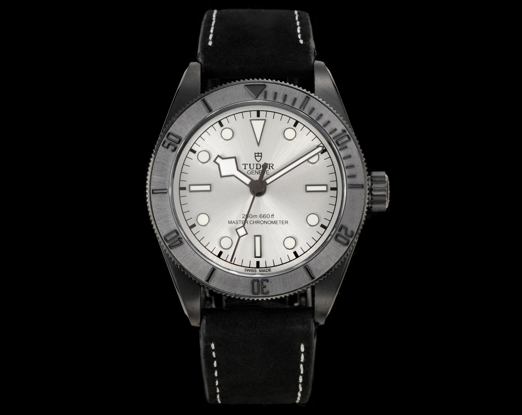 NO:338718,Unified 3T new product: Ditubi Bay Black Warrior Back Transparent Watch The Eye of the Dark Night, Glances the Beauty of Machinery **Deep as night, revealing its sharpness. Ditubi Bay Black Warrior Back Transparent Watch inherits the tough style of the Black Warrior series, and uses a transparent back to capture the beauty of precision machinery operation. **The matte black ceramic bezel, which has been forged with high temperature, is hard and wear-resistant, and shows extraordinary taste in low-key. The integrated molded mid-layer case has smooth lines, is solid and reliable, demonstrating Ditu's consistent exquisite craftsmanship. **Black blue and white dial, simple and atmospheric, is matched with luminous hands and hour markers, and the time is clear and easy to read regardless of day and night. The iconic snowflake hands inherit Tudor's classic design and show more sharp edges against a black background.  **Tudor's black back-transparent movement, through the sapphire crystal watch back, the precision operation of the movement is unobstructed. The carefully crafted automatic turret, embellished with sandblasting details and engraved patterns, highlights the ultimate pursuit of details of Dituo's ultimate pursuit of details. The ultra-high power reserve will accompany you to conquer every challenge. **The outer ring can be rotatable and decorated with laser etching digital scales to meet professional diving needs. **The Dituobi Bay Black Warrior's watch is not only a wrist timepiece, but also an appreciation of mechanical art. It belongs to those urban elites who pursue excellence and extraordinary taste, control time and life with fearless attitude. **The watch size 41 is matched with a black leather strap to meet the needs of wearing different occasions. **The Dituobi Bay Black Warrior's watch, the eye of the dark night, opens up the mysterious world of mechanical beauty for you.,19860909统一 3T新品: 帝陀碧湾黑武士背透腕表 暗夜之眼,窥见机械之美 **深邃如夜,锋芒毕露. 帝陀碧湾黑武士背透腕表,承袭黑武士系列的硬朗风格,更以通透表背,将精密机械的运转之美尽收眼底. **哑光黑色陶瓷表圈, 历经高温锻造,坚硬耐磨,低调中彰显不凡品味.一体成型中层表壳,线条流畅,坚固可靠,彰显帝陀一贯的精湛工艺. **黑 蓝 白表盘,简约大气,搭配夜光指针和时标,无论白天黑夜,时间清晰易读.标志性雪花指针,传承帝舵经典设计,在黑色背景下更显凌厉锋芒. **帝舵黑色背透机芯,透过蓝宝石水晶表背,机芯的精密运作一览无余.精雕细琢的自动陀, 以喷砂细节和镌刻纹路点缀,彰显帝陀对细节的极致追求.超高动力储备, 陪伴你征服每一个挑战. **可旋转外圈,饰以激光蚀刻数字刻度,满足专业潜水需求. **帝陀碧湾黑武士背透腕表,不仅是腕间时计,更是机械艺术的鉴赏之作.它属于那些追求卓越、品味非凡的都市精英,以无畏姿态,掌控时间,掌控人生. **腕表尺寸41 搭配黑色皮革表带满足不同场合佩戴需求. **帝陀碧湾黑武士背透腕表,暗夜之眼,为你开启机械之美的神秘世界.,,Watch