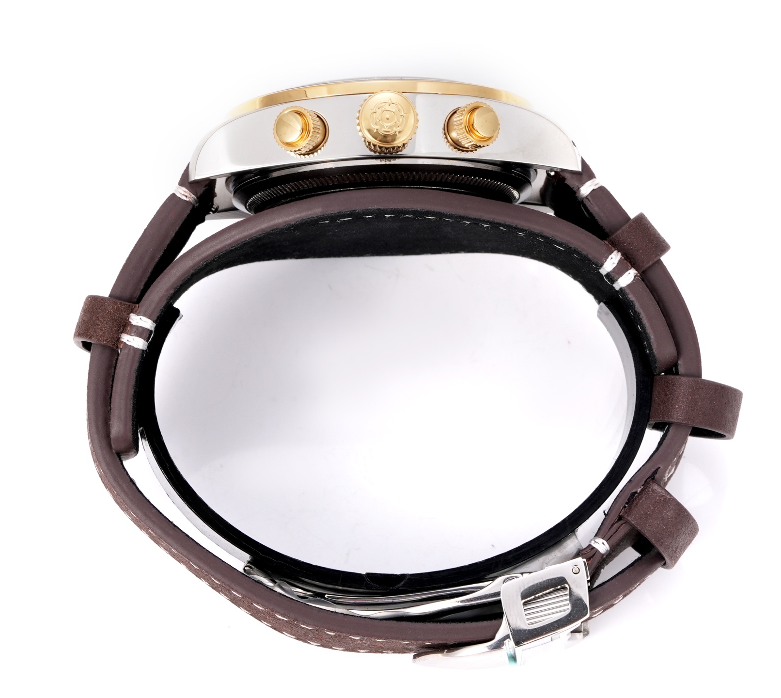 3T新品🔥帝舵（TUDOR）Black Bay Chrono系列是一款融合潜水表传统与赛车计时功能的混合型腕表，以其复古美学与现代技术著称。以下是该系列的主要特点及型号简介：

设计灵感与风格
- **复古元素**：表盘设计灵感源自1950年代帝舵潜水表和标志性“雪花”指针，镜面使用蓝宝石锅盖玻璃更显突出，同时向1970年首款计时码表Oysterdate致敬。  
- 测速外圈：配备哑光黑色阳极氧化铝测速计字圈，适合赛车计时功能。  
- 表盘选择：提供“熊猫盘”（黑盘银计时盘）、“反熊猫盘”（白盘黑计时盘）以及独特的绿松石蓝色表盘（M79360N-0024）等多样款式。

- 表壳：41毫米磨砂及磨光316L不锈钢表壳，防水200米，适合运动与日常佩戴。  
- 机芯：搭载原厂7750型自动上链机芯（COSC认证），配备导柱轮、垂直离合系统和硅游丝，超高动力储备，精准度达-2/+4秒/天。  
- 功能：计时码表、日期显示、小秒针，操作流畅且实用。
- 采用进口牛皮原装扣  表托可拆出。
