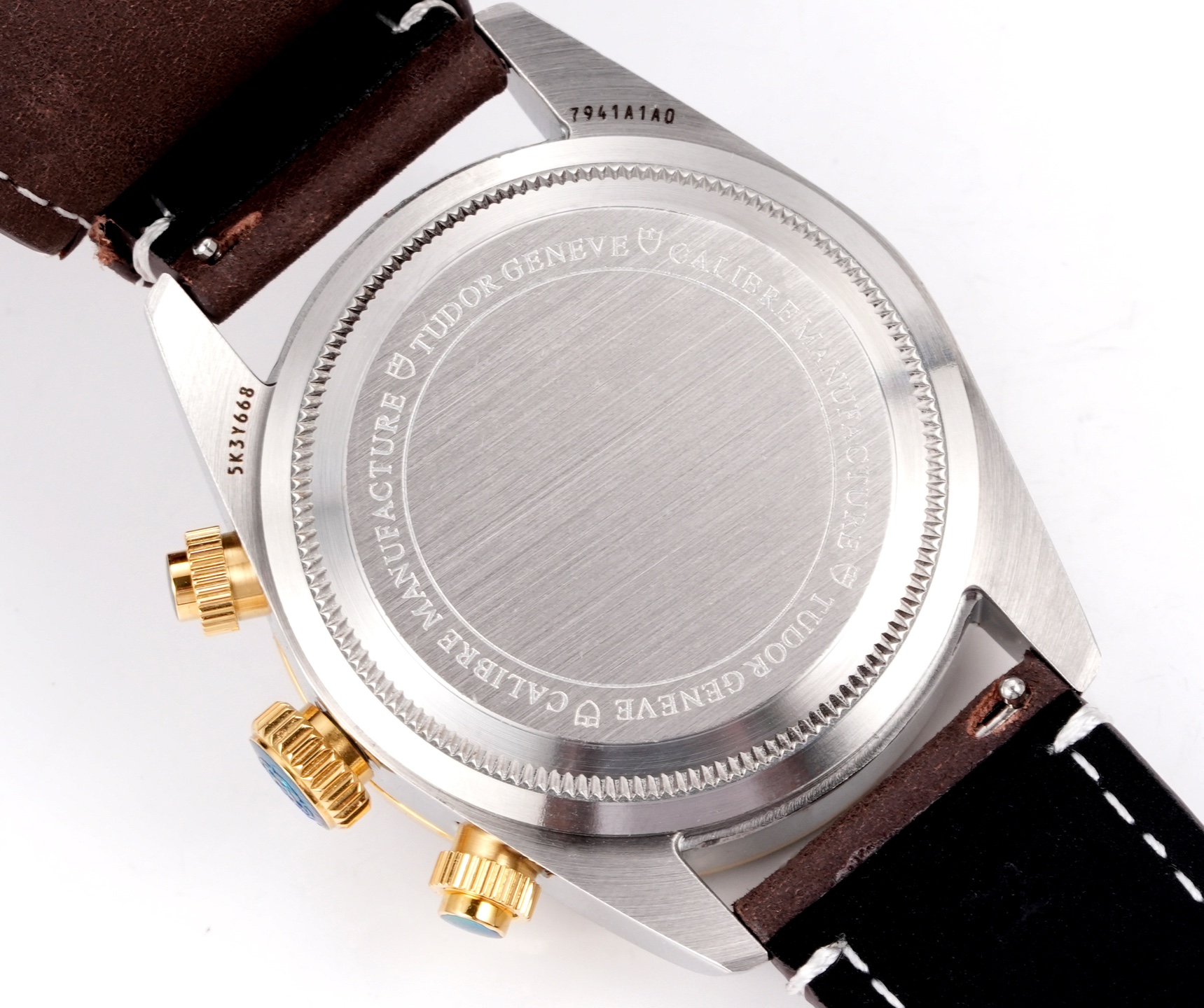 3T新品🔥帝舵（TUDOR）Black Bay Chrono系列是一款融合潜水表传统与赛车计时功能的混合型腕表，以其复古美学与现代技术著称。以下是该系列的主要特点及型号简介：

设计灵感与风格
- **复古元素**：表盘设计灵感源自1950年代帝舵潜水表和标志性“雪花”指针，镜面使用蓝宝石锅盖玻璃更显突出，同时向1970年首款计时码表Oysterdate致敬。  
- 测速外圈：配备哑光黑色阳极氧化铝测速计字圈，适合赛车计时功能。  
- 表盘选择：提供“熊猫盘”（黑盘银计时盘）、“反熊猫盘”（白盘黑计时盘）以及独特的绿松石蓝色表盘（M79360N-0024）等多样款式。

- 表壳：41毫米磨砂及磨光316L不锈钢表壳，防水200米，适合运动与日常佩戴。  
- 机芯：搭载原厂7750型自动上链机芯（COSC认证），配备导柱轮、垂直离合系统和硅游丝，超高动力储备，精准度达-2/+4秒/天。  
- 功能：计时码表、日期显示、小秒针，操作流畅且实用。
- 采用进口牛皮原装扣  表托可拆出。