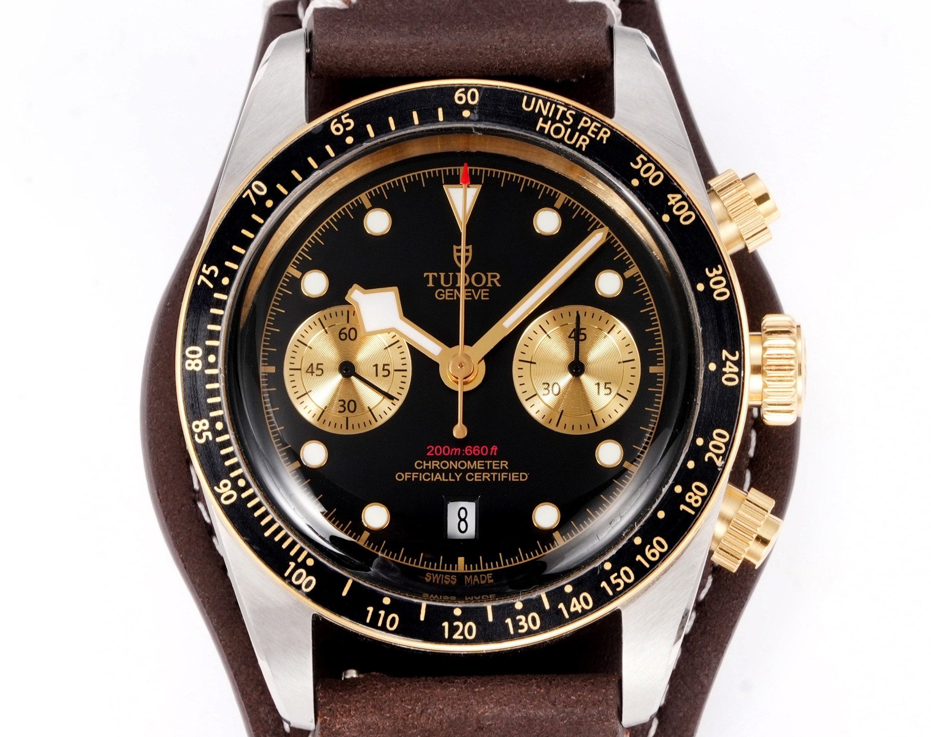 3T新品🔥帝舵（TUDOR）Black Bay Chrono系列是一款融合潜水表传统与赛车计时功能的混合型腕表，以其复古美学与现代技术著称。以下是该系列的主要特点及型号简介：

设计灵感与风格
- **复古元素**：表盘设计灵感源自1950年代帝舵潜水表和标志性“雪花”指针，镜面使用蓝宝石锅盖玻璃更显突出，同时向1970年首款计时码表Oysterdate致敬。  
- 测速外圈：配备哑光黑色阳极氧化铝测速计字圈，适合赛车计时功能。  
- 表盘选择：提供“熊猫盘”（黑盘银计时盘）、“反熊猫盘”（白盘黑计时盘）以及独特的绿松石蓝色表盘（M79360N-0024）等多样款式。

- 表壳：41毫米磨砂及磨光316L不锈钢表壳，防水200米，适合运动与日常佩戴。  
- 机芯：搭载原厂7750型自动上链机芯（COSC认证），配备导柱轮、垂直离合系统和硅游丝，超高动力储备，精准度达-2/+4秒/天。  
- 功能：计时码表、日期显示、小秒针，操作流畅且实用。
- 采用进口牛皮原装扣  表托可拆出。