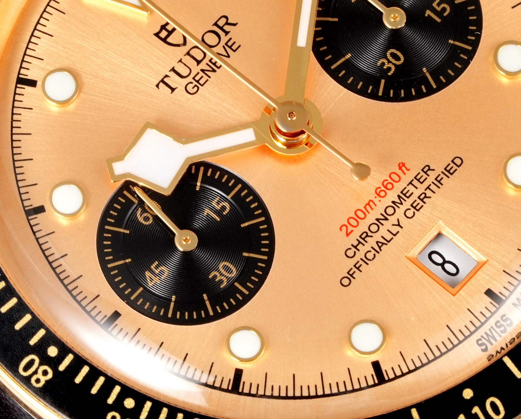 3T新品🔥帝舵（TUDOR）Black Bay Chrono系列是一款融合潜水表传统与赛车计时功能的混合型腕表，以其复古美学与现代技术著称。以下是该系列的主要特点及型号简介：

设计灵感与风格
- **复古元素**：表盘设计灵感源自1950年代帝舵潜水表和标志性“雪花”指针，镜面使用蓝宝石锅盖玻璃更显突出，同时向1970年首款计时码表Oysterdate致敬。  
- 测速外圈：配备哑光黑色阳极氧化铝测速计字圈，适合赛车计时功能。  
- 表盘选择：提供“熊猫盘”（黑盘银计时盘）、“反熊猫盘”（白盘黑计时盘）以及独特的绿松石蓝色表盘（M79360N-0024）等多样款式。

- 表壳：41毫米磨砂及磨光316L不锈钢表壳，防水200米，适合运动与日常佩戴。  
- 机芯：搭载原厂7750型自动上链机芯（COSC认证），配备导柱轮、垂直离合系统和硅游丝，超高动力储备，精准度达-2/+4秒/天。  
- 功能：计时码表、日期显示、小秒针，操作流畅且实用。
- 采用进口牛皮原装扣  表托可拆出。