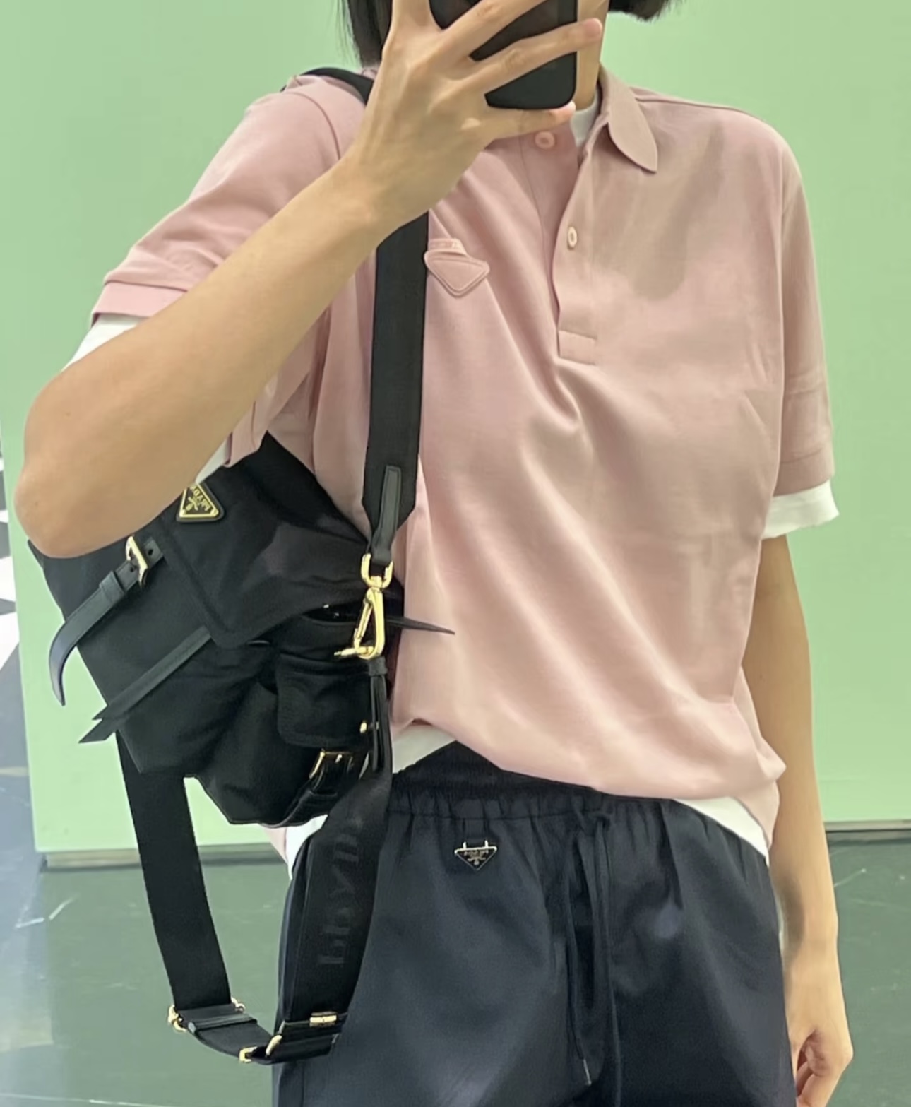 NO:443326,Prad* 25Ss Spring and Summer New Style, Fake Two-piece POLO neck short sleeves, cleverly play with layered magic!  Refreshing cotton meets the elegant standing collar, and creates a gentle academy atmosphere 丨High-end production!  Light pink main color paired with white fake two-piece lining, left chest triangle logo hidden brand style, three-barrel small stand collar design, unlock business/casual dual scene switching, classic and atmospheric SML,,prada,T-shirt,alexander wang19860909Prad* 25Ss春夏新款 假两件POLO领短袖, 巧妙玩转层次魔法！ 清爽棉质邂逅优雅立领,碰撞出温柔学院气息丨高版出品！浅粉主色调搭配白色假两件内衬,左胸三角徽标暗藏品牌格调 三粒扣小立领设计,解锁商务/休闲双重场景切换穿搭,经典大气 SML,,prada,T-shirt,alexander wang,Women's clothing