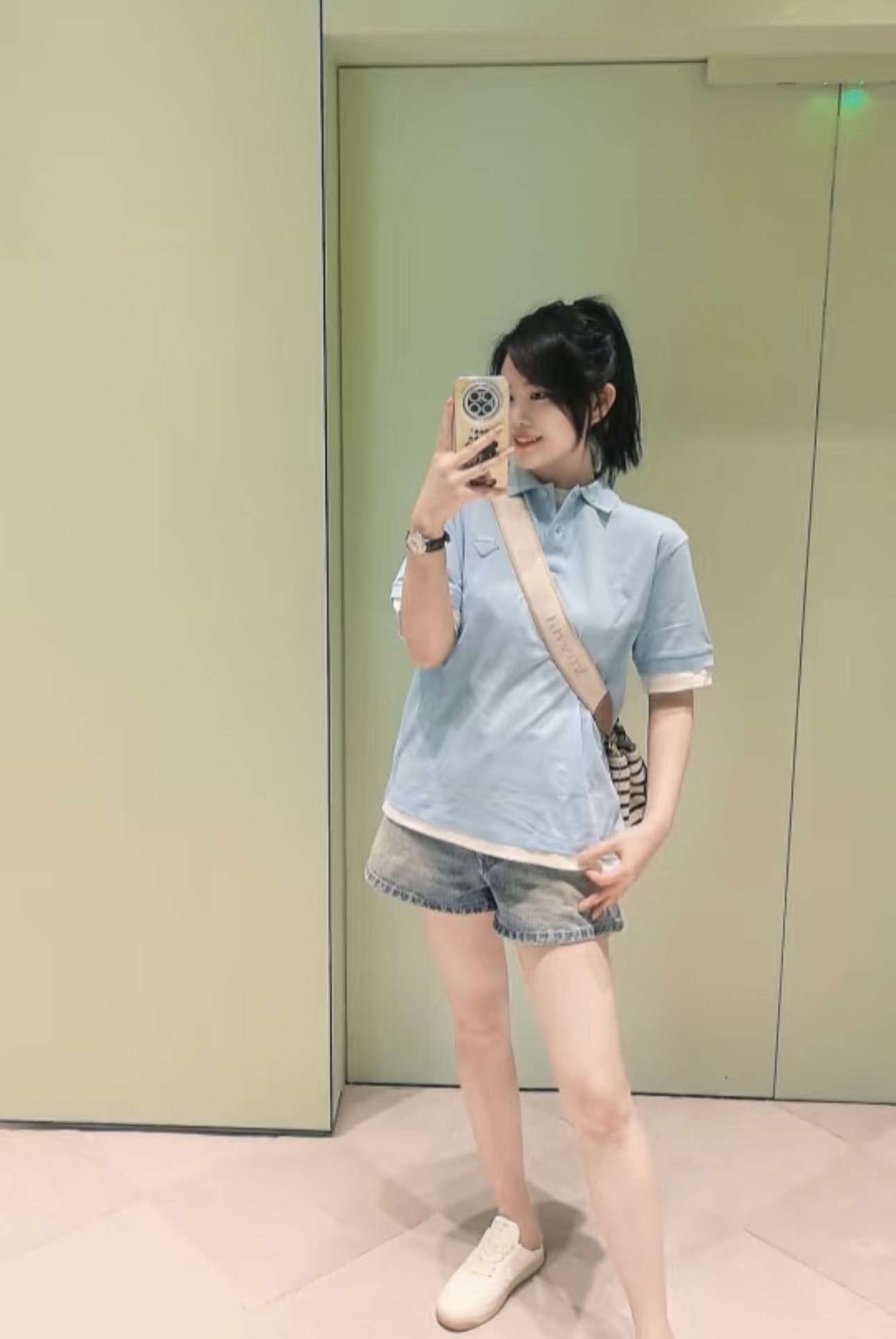 NO:443339,Prad* 25Ss Spring and Summer New Style, Fake Two-piece POLO neck short sleeves, cleverly play with layered magic!  Refreshing cotton meets the elegant standing collar, and creates a gentle academy atmosphere 丨High-end production!  Light pink main color paired with white fake two-piece lining, left chest triangle logo hidden brand style, three-barrel small stand collar design, unlock business/casual dual scene switching outfit, classic and atmospheric, identify my version SML,,prada,T-shirt,alexander wang19860909Prad* 25Ss春夏新款 假两件POLO领短袖, 巧妙玩转层次魔法！ 清爽棉质邂逅优雅立领,碰撞出温柔学院气息丨高版出品！浅粉主色调搭配白色假两件内衬,左胸三角徽标暗藏品牌格调 三粒扣小立领设计,解锁商务/休闲双重场景切换穿搭,经典大气 认准我家版本 SML,,prada,T-shirt,alexander wang,Women's clothing