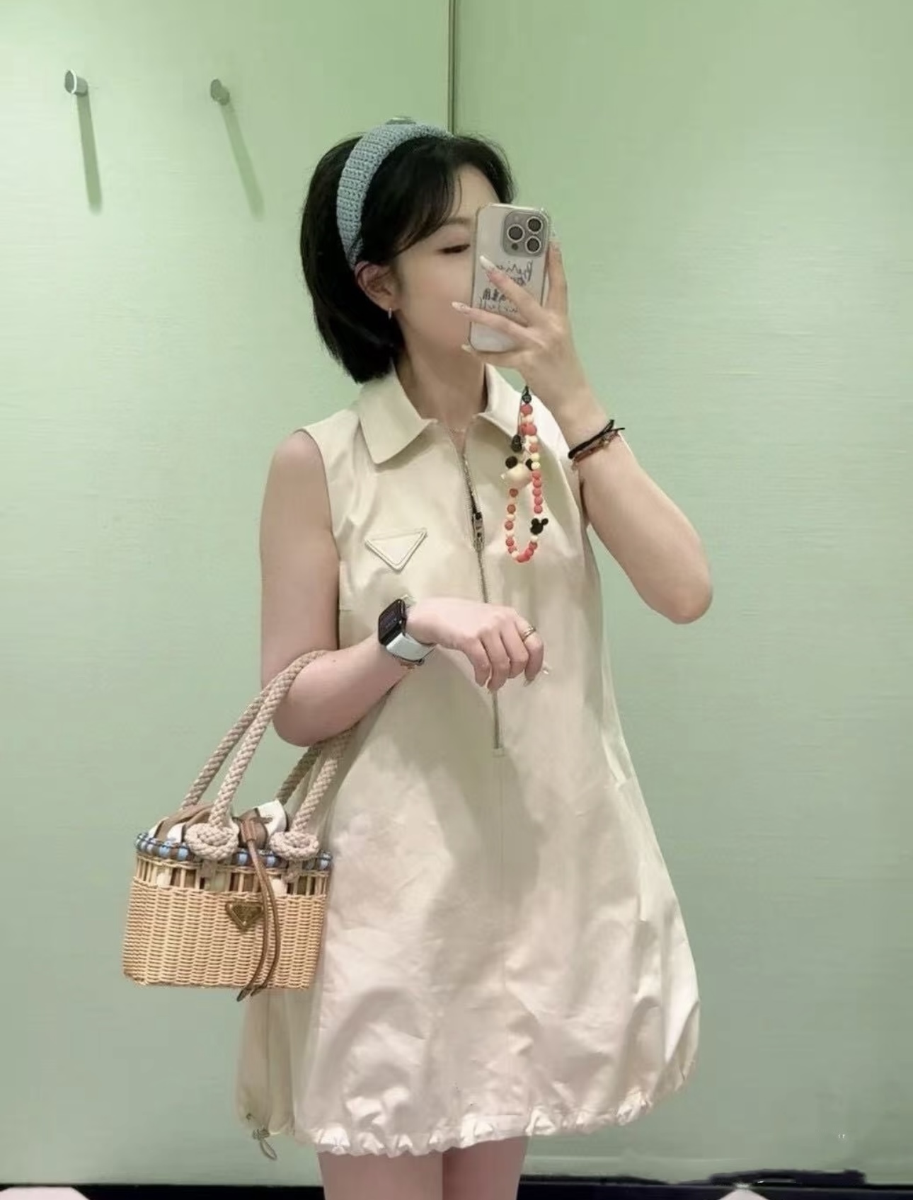 NO:443291,PRADA twill mini dress is made of light material, light and breathable on the upper body, very comfortable to wear, as if surrounded by clouds, the classic lapel zipper design outlines a lazy and high-end silhouette, and the chest is decorated with fabric triangle patterns, which shows the taste in a low-key manner, and the heartbeat value is full! The hem of the skirt is implanted with elastic buttons to be adjusted casually, the overall style is simple and elegant, highlighting personality and connotation. It is really the king of salt and sweet items!! Check my version SML,,prada, skirts,alexander wang19860909PRADA 斜纹迷你连衣裙 轻薄材质,上身轻盈透气,贴身穿巨舒服,仿佛被云朵包围般,经典翻领拉链设计,勾勒出慵懒又高级的松弛廓形,胸前饰以布质三角标图案,低调彰显品味,心动值拉满!裙子下摆植入松紧纽扣装饰可随性调节,整体风格简约大方,凸出个性与内涵,真的是可盐可甜的单品之王!!认准我家版本 SML,,prada,skirts,alexander wang,Women's clothing