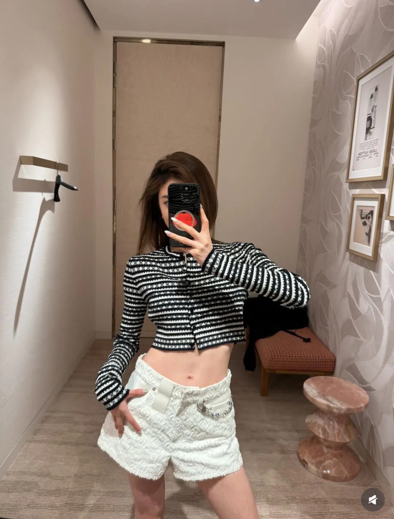 NO:443392,Louis Vuitt*n 25Ss Spring and Summer New Slide Monogram Jacquard Short Sleeve Knitted Sweater. Original Developed!  High-end production!  Imported looms create black and white contrasting fan-shaped striped woven surfaces, integrating classic monogram four-leaf clover jacquard, fine craftsmanship, left logo label highlights recognition, slim fit style is fashionable and exquisite, and can be worn casually. It is very high-end to see my version S M L,,louis vuitton, T-shirt, alexander wang19860909Louis Vuitt*n 25Ss春夏新款 扇形条纹Monogram提花短袖针织衫.原版开发！高版出品！进口织机打造黑白对比色扇形条纹织面,融入经典monogram四叶草提花,工艺精细,左侧logo标签凸显辨识度,修身版型洋气精致,随便穿就巨高级~认准我家版本S M L,,louis vuitton,T-shirt,alexander wang,Women's clothing