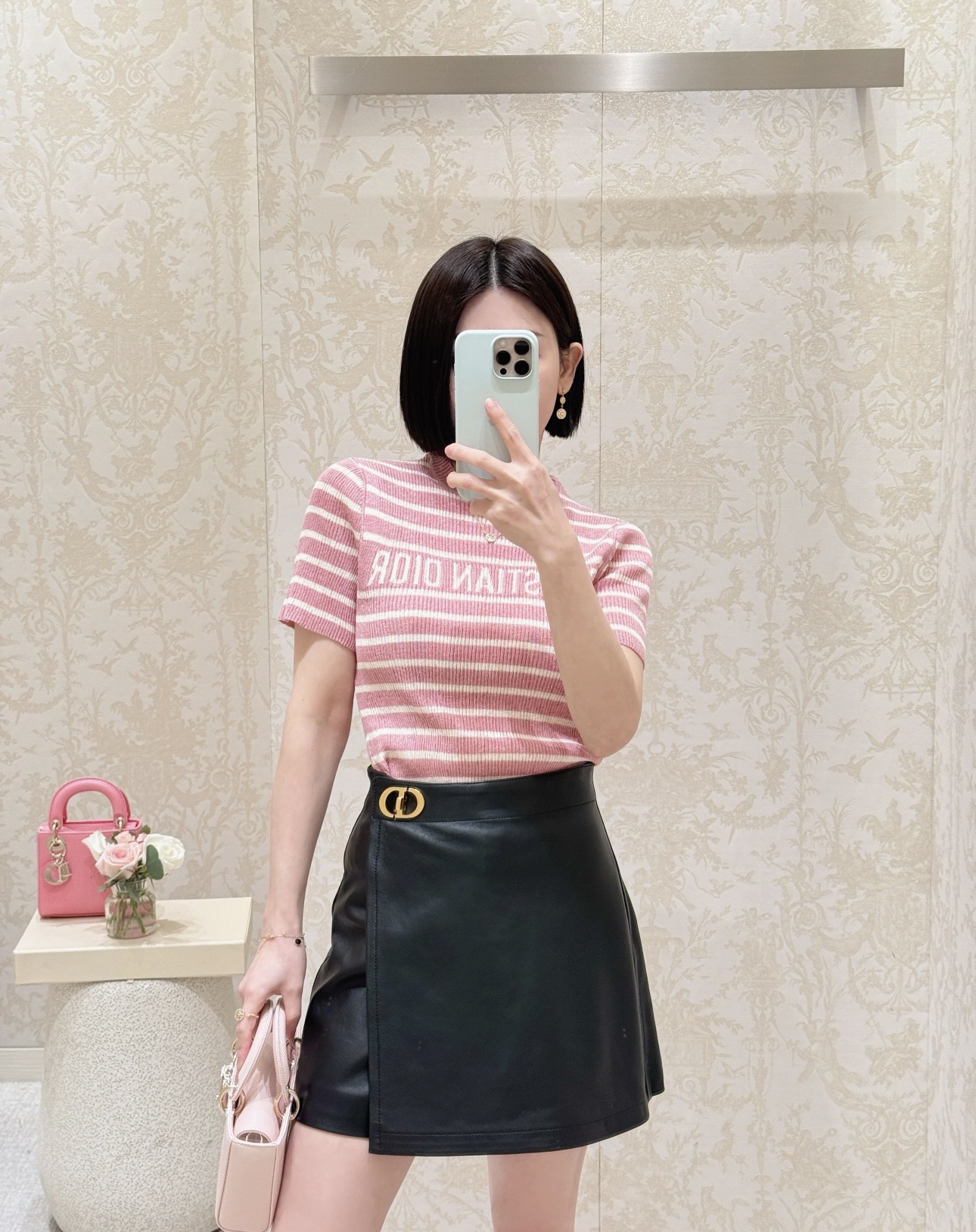 NO:444256,Dio*25new new striped letters cotton linen short-sleeved shoulder style with invincible slimming!  The classic striped elements are worn out in time and are exclusively customized for imported yb silk cotton and linen material, the chest brand logo print is matched with striped color block design, high-end and textured!  The style of casual matching is relaxed and comfortable, 1:1 super style, the latest summer item, please check my version S M L,,dior,T-shirt,alexander wang19860909Dio*25new新款条纹字母棉麻短袖正肩版型上身无敌显瘦！经典条纹元素实穿不过时独家定制进口yb丝棉麻材质,胸前品牌logo印花搭配条纹拼色设计,高级有质感！随意搭配都是轻松自在的风格,1:1超赞版型 夏季最新单品 认准我家版本S M L,,dior,T-shirt,alexander wang,Women's clothing