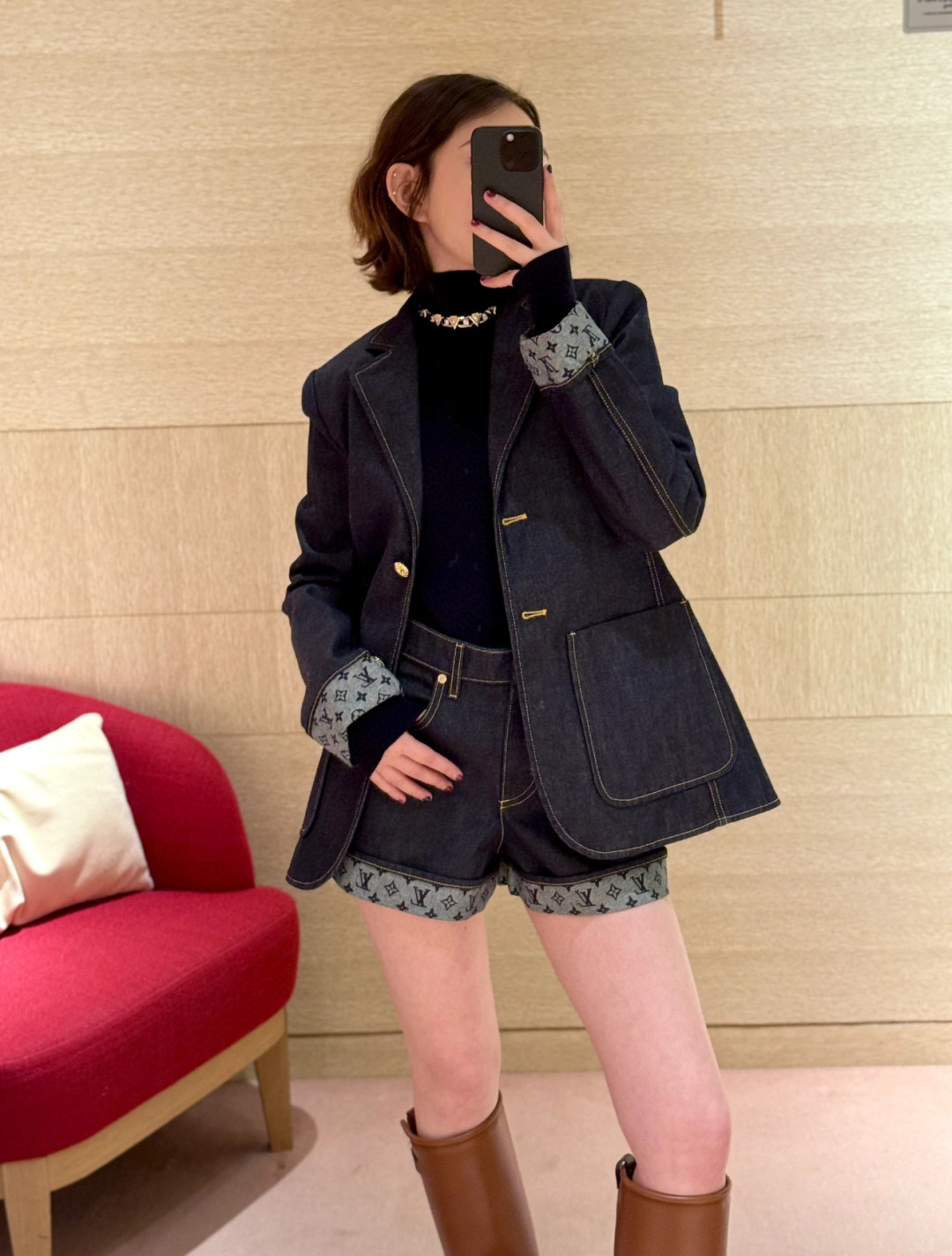 NO:458640,Original customization special craftsmanship and no-wash cowboys, and the original counter wipes are also slightly faded. They cannot be washed, only dry cleaning. 25new presbyopian printed waist-hugging suit jacket multiple washes retro dark blue, adding layered texture, and revealing the iconic four-leaf clover letter logo pattern in folding form, highlighting the brand tone, exclusive custom imported yb cotton denim material, folding shape makes brand logo print pattern inside, easily creating a casual high street style, waist-hugging style, super exquisite and elegant top body ~ a must-have item for fashionable exquisite!  1:1 Superior version, the latest items in early autumn, and the exclusive high-end version are recognized. SML,,jackets & coats,alexander wang19860909原版定制特殊工艺免洗水牛仔,专柜原版擦也是轻微掉色都是正常现象.不可水洗,只能干洗 25new老花印花收腰西服外套多重水洗复古深蓝色,增添造型层次感,沿用翻折形式露出标志性四叶草字母徽标图案,彰显品牌调性独家定制进口yb棉牛仔材质,翻折造型内里做品牌徽标印花图案,轻松打造休闲高街风格,收腰版型上身超精致有气质～时髦精必备单品！1:1超赞版型 早秋最新单品 认准独家高版本 SML,,jackets & coats,alexander wang,Women's clothing