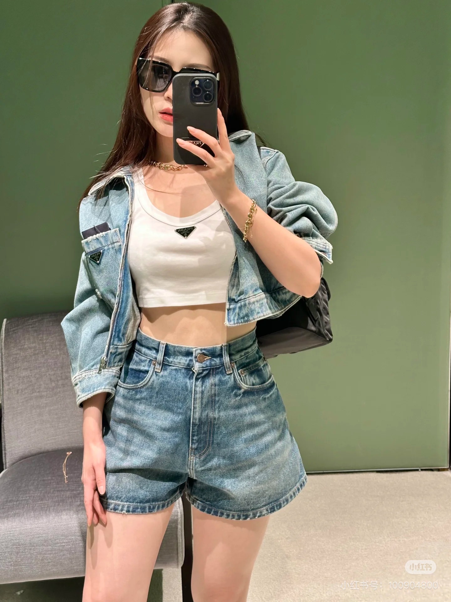 NO:458671,Pra*a jeans and shorts丨Pear-shaped savior's triangle logo△Shorts, super retro and old washing water color, it is also very distinctive and beautiful. The high waist + A-shaped wide-leg design instantly becomes big and long legs, and it is very lifted. The upper body looks huge and slim. The butt logo is also very low-key, full of design sense!  Identify my version number SML, prada, shorts, jeans, alexander wang19860909Pra*a牛仔裤短裤丨梨形救星的三角标△短裤,超复古做旧洗水颜色也是很有特色好看,高腰+A字阔腿设计秒变大长腿好嘛,而且很提臀,上身巨显瘦,重点后屁股logo也是很低调了,满满设计感！认准我家版本码数SML,,prada,shorts,jeans,alexander wang,Women's clothing