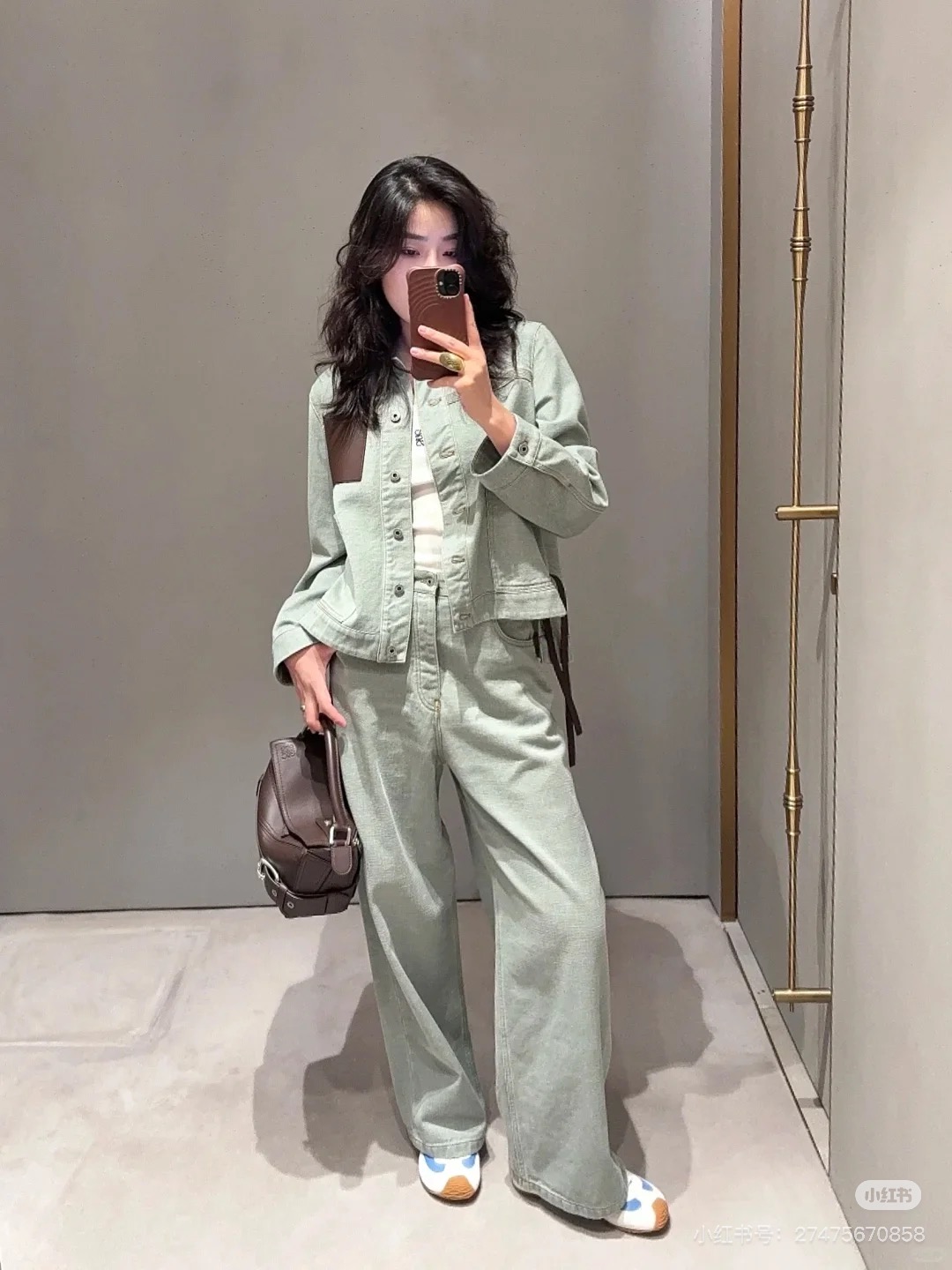 NO:467545,LOEWE early autumn new style khaki green tannin casual jeans khaki green denim fabric comes with refreshing filters simple and unique design Soft denim LOEWE embossed leather Every detail shows exquisiteness Refreshing and relaxing sense The fashion sense is directly full, and it is very suitable for daily going out and dates. Who doesn’t like a comfortable and beautiful outfit! Slack outfit is on sale and I’m sure my version SML, loewe, jeans, alexander wang19860909LOEWE早秋新款 卡其绿色单宁休闲牛仔裤 卡其绿色牛仔面料自带清爽滤镜 简约中透着独特设计 软软的牛仔 LOEWE 压纹皮质 各个细节都在展现精致 清爽松弛感拿捏 时尚感直接拉满,日常出街、约会都很适配,舒适又好看的穿搭谁不爱! 松弛感穿搭发售 认准我家版本 SML,,loewe,jeans,alexander wang,Women's clothing