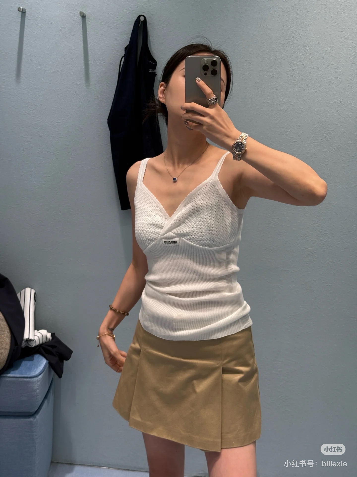 NO:470626,Miumi* 25Ss Spring and Summer New Style Slim Shoulder Knitted Sling Vest | Exclusive High-end Production!  Custom imported cotton woven, comfortable texture, elastic slim fit, smooth cut, thin shoulder suspender vest style, simple and atmospheric cut, vest color fabric, neckline and chest outline with white lace, echoing letter logo, rich design levels, highlighting brand style, making the simple and elegant elements more low-key and luxurious. Elastic fabric easily outlines the waist, wears good proportions, and shows more advanced texture. A suspender vest suitable for vacation can also surpass different occasions!  Identify my version S M L, miumiu, alexander wang19860909Miumi* 25Ss春夏新款 细肩针织吊带背心丨独家高版出品！定制进口棉纶织造 质感舒适 弹力修身 裁剪垂顺流畅 细肩吊带背心版型 裁剪简约大气 通体素色面料 领口与胸前以白色花边勾勒 呼应字母徽标 丰富设计层次 突出品牌格调 让素雅元素更显低调奢华 弹力面料轻松勾勒腰身 穿出好比例 更显高级质感 一款适合度假也可凌驾不同场合吊带背心！认准我家版本S M L,,miumiu,alexander wang,Women's clothing