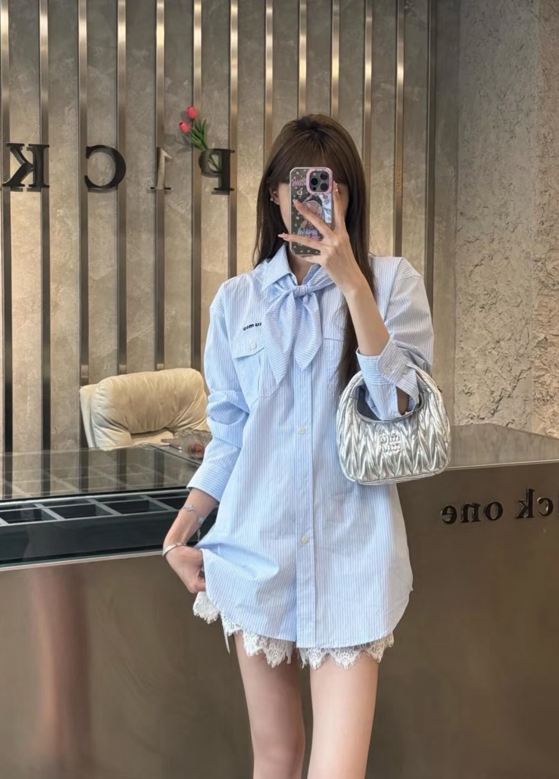 NO:473846,Miumi* 25s autumn and winter new style striped scarf bow tie shirt. Original development!  High-end production!  A must-have artifact for fashionable top students to reduce their age!  The cute girlish bow tie can also be removed as a headscarf!  Double pocket design can be sweet and salty, and has aging-reducing product!  The classic style is versatile and not picky!  Customized woven striped imported pure cotton shirt fabric!  Depend on the workmanship quality, please see the details of my version of SML, miumiu,shirts,alexander wang19860909Miumi* 25s秋冬新款 条纹围巾领结衬衫.原版开发！高版出品！时髦尖子生减龄必备神器！可爱少女风领结也可拆卸当头巾！双口袋设计可甜可盐气质减龄单品！经典版型百搭不挑人！定制色织条纹进口纯棉衬衫面料！做工品质看细节认准我家版本现货SML,,miumiu,shirts,alexander wang,Women's clothing