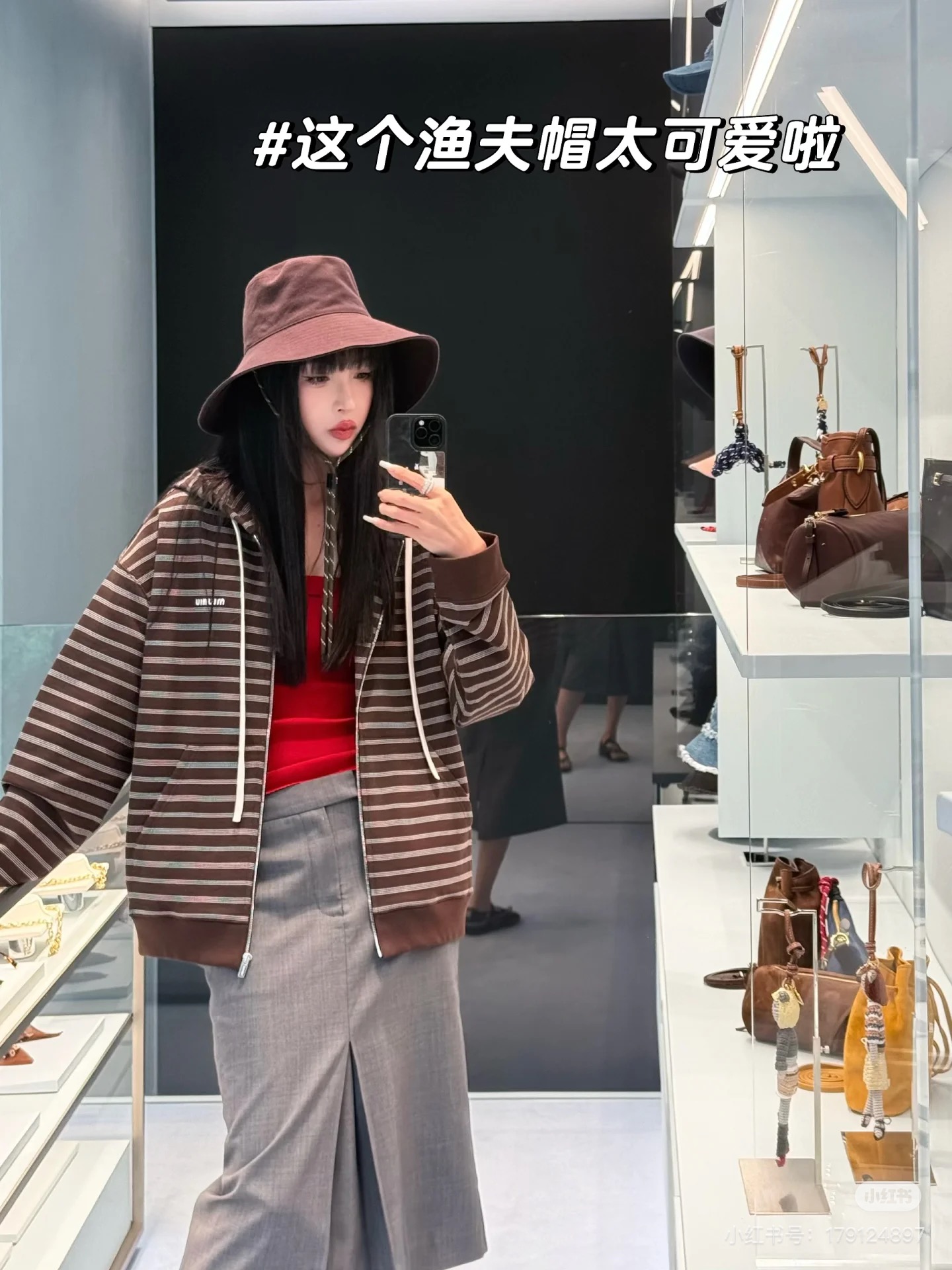 NO:474996,Miu Miu 25SS early autumn new striped hooded sweatshirt cardigan classic brown and white stripes simple and retro atmosphere ~ hooded design + drawstring adds a casual feel, small logo on the chest exquisite finishing touch Zipper opening and closing is easy to put on and take off Daily jeans Skirts are very outstanding, loose and lazy silhouette fashionable and versatile, early autumn atmosphere wears outfits ~ easy to grasp the relaxed and noble feeling is a fashionable item that can be worn in the closet for a long time. Identify my version SML, miumiu, hoodie, sweatshirts, skirts, jeans, hats, alexander wang19860909Miu Miu 25SS早秋新款条纹连帽卫衣开衫 经典棕白条纹 简约又自带复古氛围~连帽设计+抽绳增添休闲感,胸前小Logo 精致点睛 拉链开合方便穿脱 日常搭牛仔裤 半裙都很绝 宽松慵懒廓形时髦又百搭 早秋氛围穿搭穿搭就靠它啦～轻松拿捏松弛贵气感是衣柜里能穿很久的时髦单品男女同款 认准我家版本SML,,miumiu,hoodie,sweatshirts,skirts,jeans,hats,alexander wang,Women's clothing
