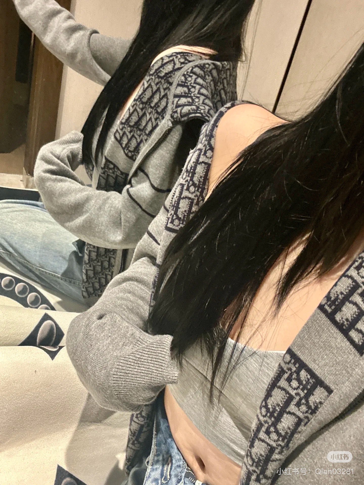 NO:474972,(Coat) Double-sided Dio* 25Ss Early Autumn New Style Old-fashion Jacket | Original Development!  High-end production!  This hooded jacket is decorated with gold Oblique jacquard, which is back to the classic pattern YB customized gold taffeta jacquard fabric launched by D*or in 1967. The right pocket is decorated with bee embroidery and makes it look more exquisite. The most important thing is to do the right flower design, the workmanship cost is double that of the ordinary jacket. The texture is really invincible. I know my version. SML,,dior,jackets & coats,jackets & coats,hats,alexander wang19860909（外套）双面穿Dio* 25Ss早秋新款 老花夹克外套丨原版开发！高版出品！ 这款连帽夹克饰以金色 Oblique 提花,回溯 D*or 于 1967 年推出的经典图案YB 定制的金色塔夫绸科技提花面料 并且右侧口袋部位饰以小蜜蜂刺绣更显精致超级超级重工最最最关键的是 要做对花设计,做工成本是普通外套双倍 质感真的无敌了 认准我家版本 现货 SML,,dior,jackets & coats,jackets & coats,hats,alexander wang,Women's clothing