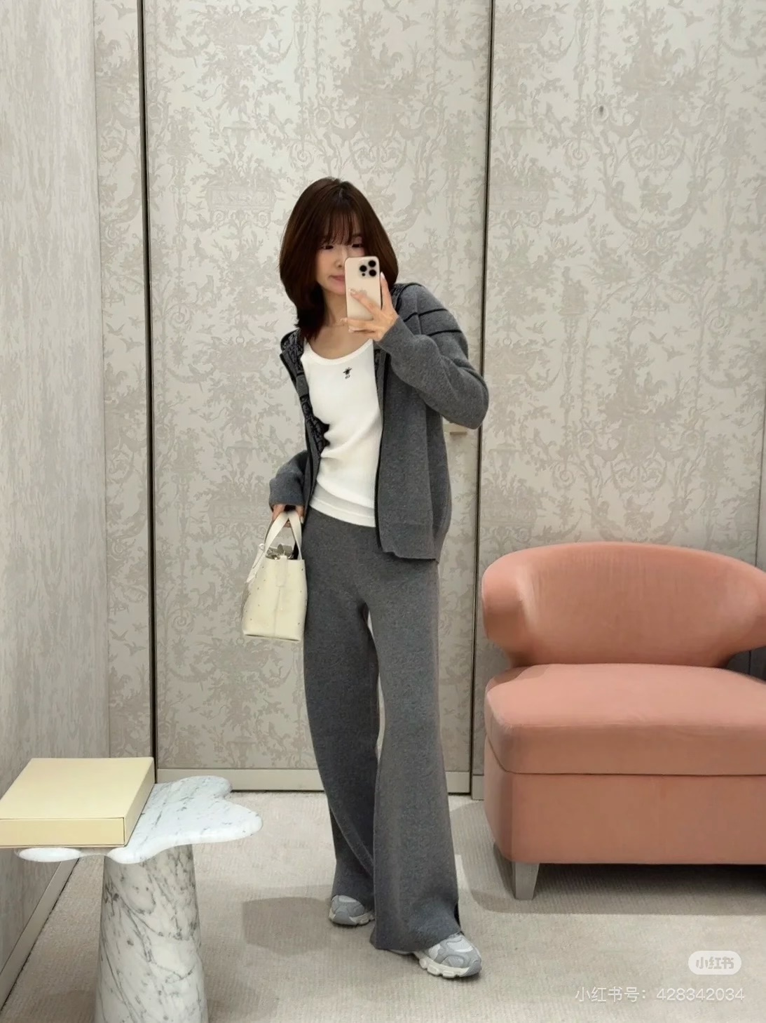 NO:474980,(Pants) Double-sided Dio* 25Ss Early Autumn New Style, Old-fashion Jacket | Original Development!  High-end production!  This hooded jacket is decorated with gold Oblique jacquard, which is back to the classic pattern YB customized gold taffeta jacquard fabric launched by D*or in 1967. The right pocket is decorated with bee embroidery and makes it look more exquisite. The most important thing is to do the right flower design, the workmanship cost is double that of the ordinary jacket. The texture is really invincible. I know my version. SML,,dior,jackets & coats,jackets & coats,hats,alexander wang19860909（裤子）双面穿Dio* 25Ss早秋新款 老花夹克外套丨原版开发！高版出品！ 这款连帽夹克饰以金色 Oblique 提花,回溯 D*or 于 1967 年推出的经典图案YB 定制的金色塔夫绸科技提花面料 并且右侧口袋部位饰以小蜜蜂刺绣更显精致超级超级重工最最最关键的是 要做对花设计,做工成本是普通外套双倍 质感真的无敌了 认准我家版本 现货 SML,,dior,jackets & coats,jackets & coats,hats,alexander wang,Women's clothing