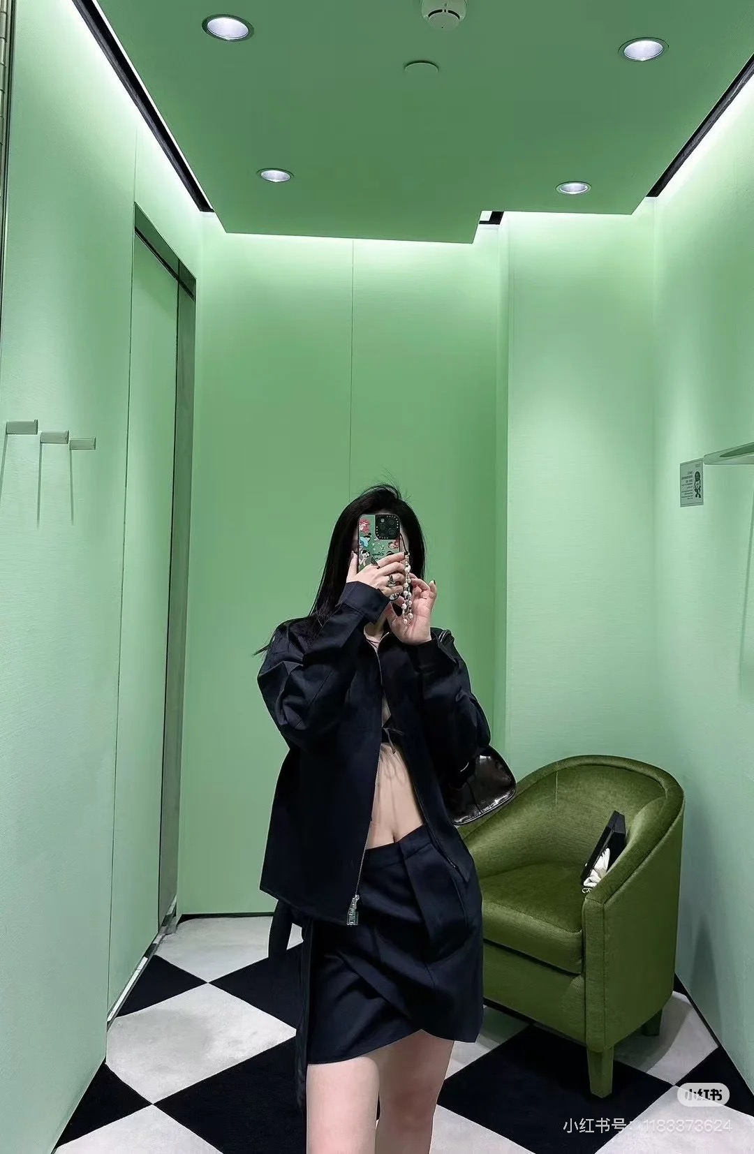 NO:474976,PRADA 25 Autumn and Winter New Fly Jacket Jacket Simple Lapel + Neat Zipper, hiding casualness and freedom. The pockets on both sides hide small tricks, daily street or light business, and it is a effortless fashionable feeling. The classic triangle logo on the back is never out of date. It is a 'hard currency' in the wardrobe. The larger silhouette is very inclusive, and the upper body is casual and easy to match. Identify my version. SML, prada, jackets & coats, jackets & coats, alexander wang19860909PRADA 25秋冬新款飞行夹克外套 简约翻领+利落拉链,藏起随性与洒脱.两侧口袋藏着小小心机,日常出街或轻商务,随手一搭 就是毫不费力的时髦感,后背经典三角徽标永不过时 是衣橱里的“硬通货” 较大的廓形包容性很强,上身随性又容易搭配 认准我家版本 现货发售尺码SML,,prada,jackets & coats,jackets & coats,alexander wang,Women's clothing