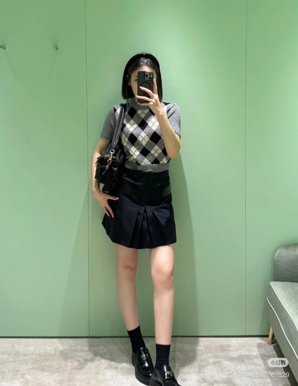 NO:474966,(Short Skirt) Prada's early autumn new style, navy blue A-line skirt, neatly tailored and playful outline. The unique leather interface bag on both sides breaks the monotony and adds a bit of coolness. Simple and yet design sense. Everyday shirts and T-shirts are excellent, easy to grasp the fashionable academy style and the street-like feeling. It is a treasure item that can light up the outfit. The navy blue short skirt comes with a retro filter. Identify my version. SML, prada, skirts, shirts, tees, t-shirt, alexander wang19860909（短裙）Prada早秋新款 藏蓝色A字半裙 利落剪裁勾勒俏皮轮廓.两侧独特皮革拼接口袋,打破单调,添几分酷飒 简约又不失设计感 日常搭衬衫、T恤都很绝,轻松拿捏时髦学院风与轻熟街头感 是能点亮穿搭的宝藏单品 藏青短裙自带复古滤镜 认准我家版本 现货发售SML,,prada,skirts,shirts,tees，t-shirt,alexander wang,Women's clothing