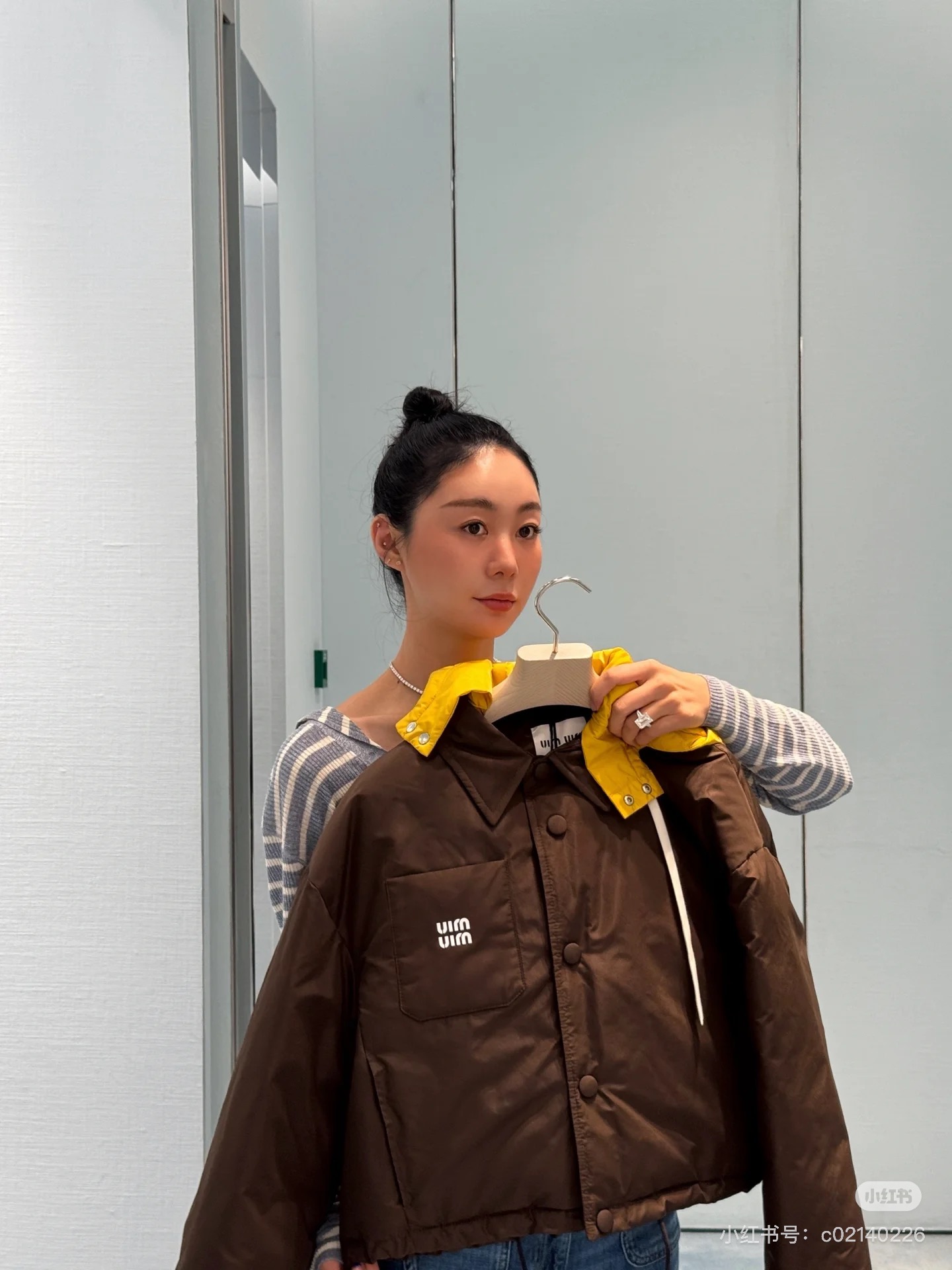 NO:484209,Miu Miu autumn and winter new model, fake two-piece hooded short down, 140 grams of down, original development, high-end product, dark brown main tone with cool feeling, bright yellow hooded contrasting colors are super eye-catching, breaking the dullness of winter, lapel + breast, hat can be detached, retro and neat, small pockets are decorated with brand logo, details are clever, drawstrings on the hem, fashionable and practical, it is a 'atmosphere artifact' that can light up winter outfits, SML, miumiu, down jacket, hats, alexander wang19860909Miu Miu 秋冬新款 假两件连帽短款羽绒 充绒量140克 原版开发 高版出品 深棕主调自带酷感 亮黄连帽撞色超吸睛 打破冬日沉闷 翻领+排扣 帽子可拆卸 复古又利落 小口袋缀品牌标识 细节藏巧思 下摆抽绳添随性 时髦与实穿感拉满,是能点亮冬日穿搭的 “氛围神器”认准我家版本现货发售SML,,miumiu,down jacket,hats,alexander wang,Women's clothing