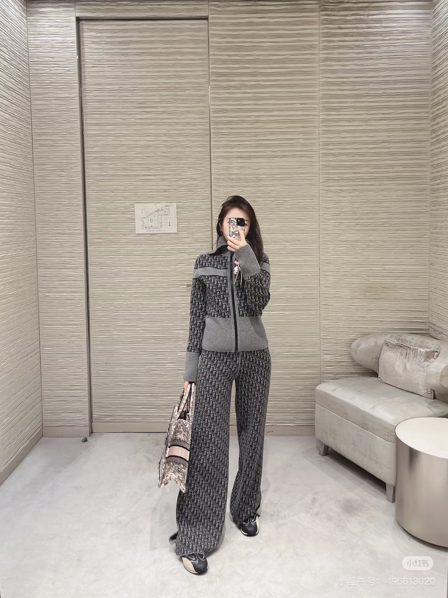 NO:494258,Dio*25 spring and summer new style, old-fashioned letter hooded double-sided cashmere wool coat. Original development, high-end production!  The two-color jacquard texture is extremely delicate and soft!  Classic style, luxurious and elegant goddess deserves to have. The 3D three-dimensional tailoring is perfect for the upper body and makes you look slim!  Clean and neatly create a sense of grandeur and elegant high-end!  Perfect workmanship quality depends on the details. Identify my version of the spot SML. Highly recommend a set of items, dior, jackets & coats, hats, alexander wang19860909Dio*25春夏新款 老花字母连帽双面羊绒 羊毛呢外套.原版开发 高版出品！双色提花质感超级无敌细腻软糯！经典款 奢华优雅气质女神值得拥有.3D立体剪裁完美版型上身巨显瘦！干净利落打造大气优雅的高级感！完美做工品质看细节.认准我家版本 现货SML.强力推荐一套入,,dior,jackets & coats,hats,alexander wang,Women's clothing