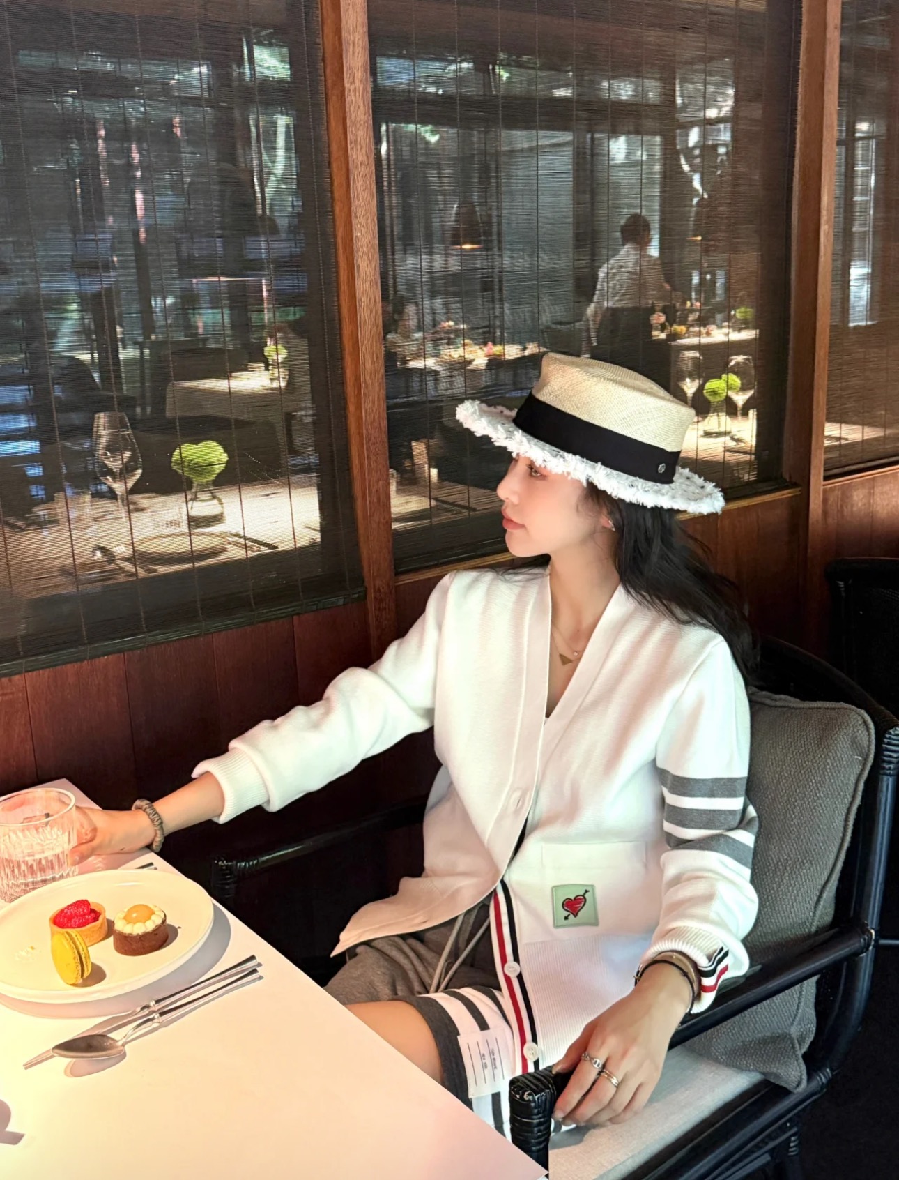 NO:487475,THOM BROWNE 25SS Early Autumn Chinese Valentine Limited Series College Style V-neck Cardigan This white cardigan is so irritating~ The classic V-neck design is matched with exquisite buttons, simple and textured. The gray and white strips on the arms are the brand's iconic element, and the recognition is full. There is also a patch decoration with red heart pattern on the chest, which adds a playful feeling. The pocket design is also very practical. The overall beauty and easy to match~ Identify my version of SML on the spot, alexander wang19860909THOM BROWNE 25SS早秋七夕限定系列学院风V领开衫 这款白色开衫太戳我啦～经典的 V 领设计,搭配精致纽扣,简约又有质感.手臂上的灰白条是品牌标志性元素,辨识度拉满.胸前还有带红心图案的贴布装饰,增添了俏皮感,口袋设计也很实用,整体又美又好搭～认准我家版本现货发售SML,,alexander wang,Women's clothing