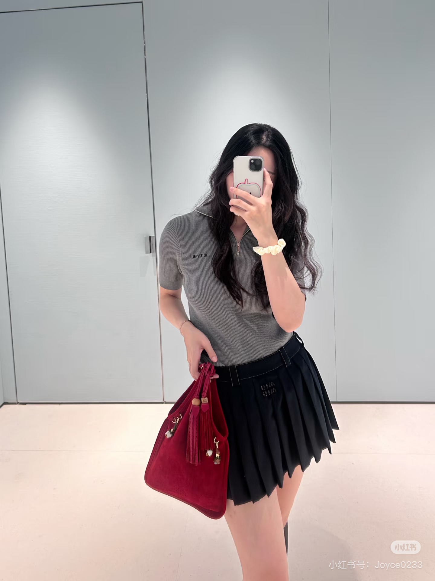 NO:488958,Miumiu's early autumn new style, semi-zipper stand-up collar knitted short sleeves, original development!  High-end production!  The best practical wearer in the autumn. The layerable series. All the quality of the edition!  The color of the wool is very positive, the small style is very good to wear or the inner wear, the texture is visible to the naked eye, the details are super soft and comfortable online, the semi-zippered neck design, the zipper is pulled up to get the high neck, it is very cool, this inner wear is OK to wear outside, it is a good choice for my version to be available in stock, SML, miumiu, T-shirt, alexander wang19860909Miumiu早秋新款 半拉链立领针织短袖 原版开发！高版出品！入秋的最佳实穿选手 可叠穿的系列 全部对版品质！定染细腻的羊毛 颜色都很正 小版型 单穿或者内搭都很可 质感肉眼可见 细节在线超软舒服,半拉链领口设计,拉链拉上去get高领,酷感十足,这款内搭外穿皆可～认准我家版本现货发售SML,,miumiu,T-shirt,alexander wang,Women's clothing