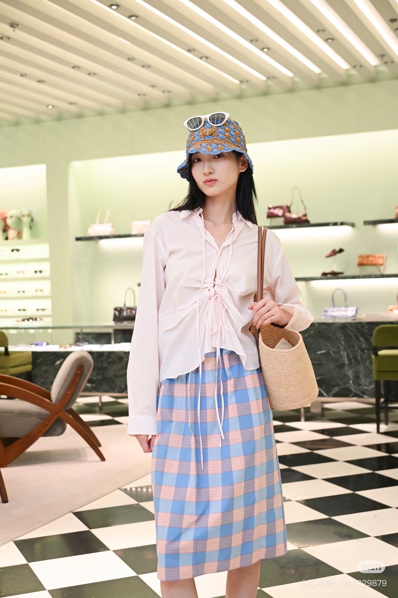 NO:488967,Prada25SS early autumn new style plaid flower bud skirt This plaid skirt is so gentle, ice cream blue pink plaid is fresh and elegant, full of details at the waist, the bow at the waist is exquisite and playful, adding sweetness, the skirt is long near the knees, the style is loose and slim, whether it is paired with a simple T-shirt or an elegant shirt, it is easy to create a romantic and fashionable spring style. Recommend a set of matching~ Identify my version. SML is available in stock, prada, skirts, shirts, tees, t-shirt, alexander wang19860909Prada25SS早秋新款 格纹花苞半裙 这条格纹半裙好温柔 冰淇凌蓝粉格纹清新又雅致 腰部细节满满 腰间的蝴蝶结设计精致又俏皮 增添了甜美感 裙长到膝盖附近 版型宽松又显瘦 不管是搭配简约的T恤,还是优雅的衬衫都很合适 轻松打造出浪漫又时髦的春日造型 推荐一套搭配～认准我家版本 现货发售SML,,prada,skirts,shirts,tees，t-shirt,alexander wang,Women's clothing