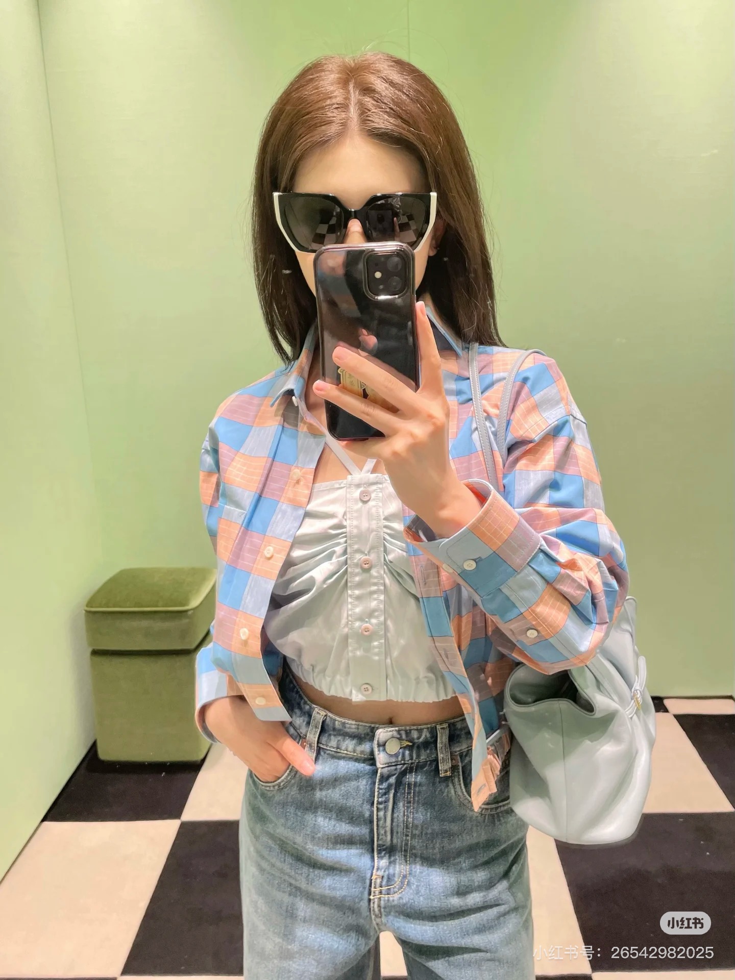 NO:488997,Prada 25SS Early Autumn New Style This checked shirt is so striking me!  The color of the ice cream is so cool. The blue and pink plaid color is fresh and eye-catching, and it has a spring and summer atmosphere. The classic shirt collar looks capable, the elastic design of the hem adds a bit of playfulness, and can cleverly tighten the waist, making the overall look more layered. Whether it is single or layered, it is very outstanding~ Identify my version. SML is available in stock, prada, shirts, alexander wang19860909Prada 25SS早秋新款 这款格纹衬衫太戳我啦！冰淇淋的颜色吼吼看呀 蓝粉紫的格纹配色清新又亮眼,很有春夏的氛围.经典衬衫领显得干练,下摆的松紧设计增添了几分俏皮感,还能巧妙收腰,让整体造型更有层次.不管是单穿还是叠穿,都很出彩～认准我家版本 现货发售SML,,prada,shirts,alexander wang,Women's clothing