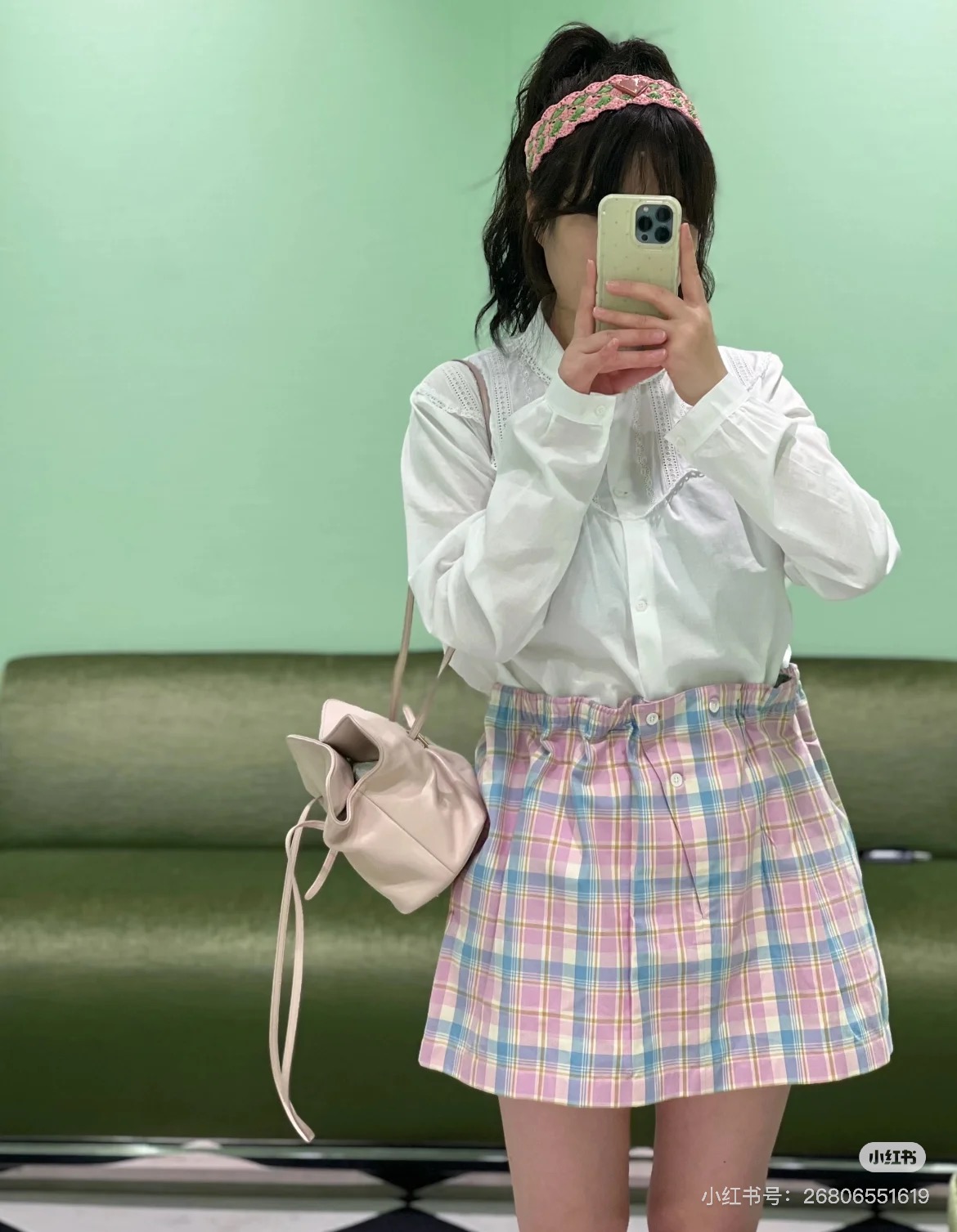 NO:488986,(Short Skirt) Prada25SS New early autumn style, flower bud plaid short skirt, light blue and candy plaid collision, fresh and layered, the waist is a comfortable elastic design, the buttons on the front are exquisite and unique, adding a small highlight to the overall look. The skirt is just as long as the thigh, making the legs look very slender, sweet, cool and full, and can easily create a lively and fashionable look. Wear it, even the air is sweet, love~ I love it~ I'm sure my version is available in stock SML,, prada, skirts, alexander wang19860909（短裙）Prada25SS 早秋新款 花苞格纹短裙 浅蓝与糖果格纹的碰撞 清新又有层次感 腰部是舒适的松紧设计 前面的纽扣细节精致又独特 为整体增添了小亮点 裙长刚好到大腿位置 显得腿部线条很修长 甜度爆表 酷感拉满 都能轻松打造出活泼又时髦的造型 穿上它 连空气都是甜的 爱了爱了~认准我家版本 现货发售SML,,prada,skirts,alexander wang,Women's clothing