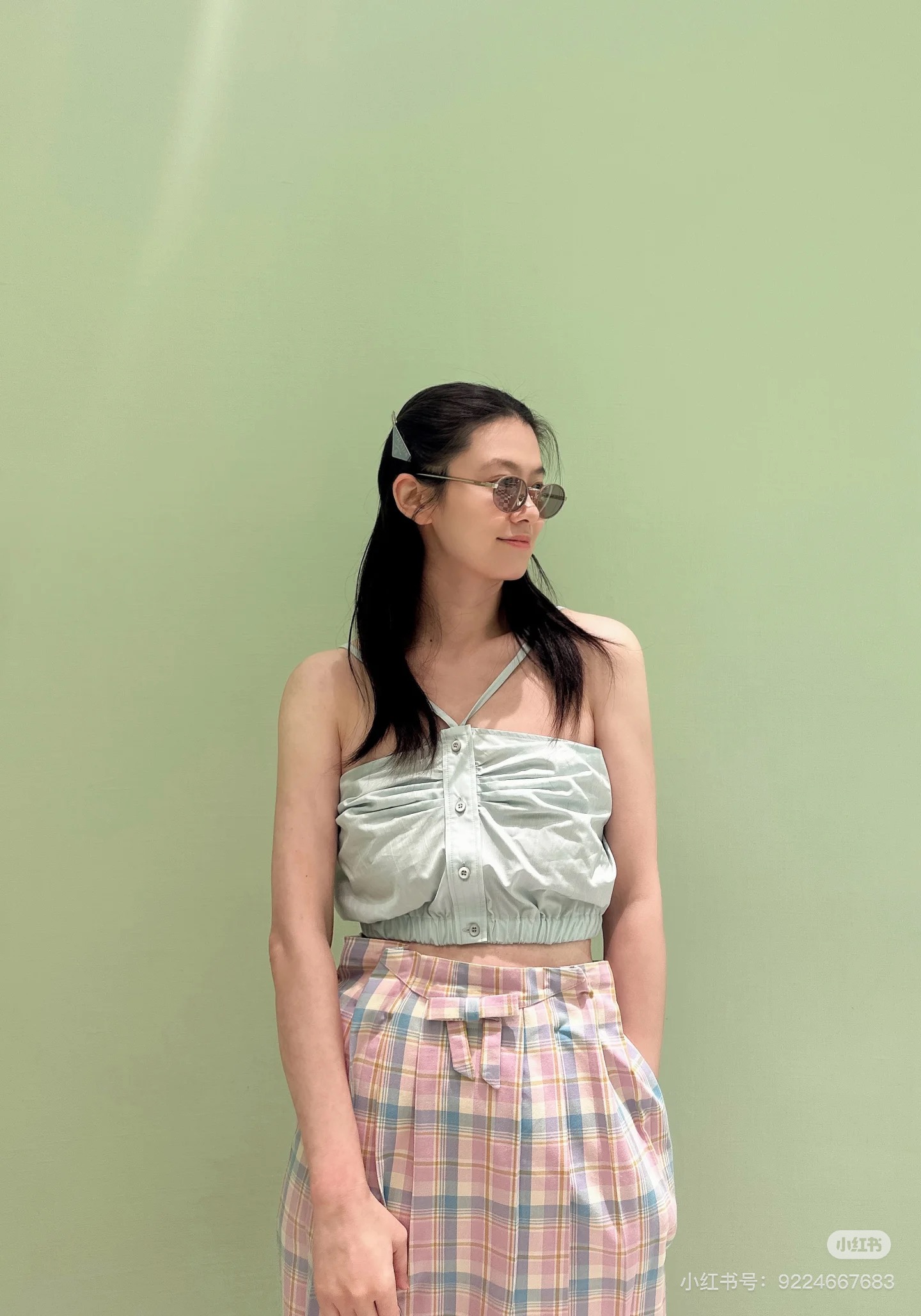 NO:488976,(Skirt) Prada25SS New early autumn style, flower bud plaid mid-skirt, light blue and candy plaid, fresh and layered, the waist is a comfortable elastic design, the buttons on the front are exquisite and unique, adding a small highlight to the overall look, making the legs look very slender, sweet, cool and full of coolness, can easily create a lively and fashionable look. Wear it, even the air is sweet, love, love~ I know my version, SML, prada, skirts, alexander wang19860909（半身裙）Prada25SS 早秋新款 花苞格纹中裙 浅蓝与糖果格纹的碰撞 清新又有层次感 腰部是舒适的松紧设计 前面的纽扣细节精致又独特 为整体增添了小亮点 显得腿部线条很修长 甜度爆表 酷感拉满 都能轻松打造出活泼又时髦的造型 穿上它 连空气都是甜的 爱了爱了~认准我家版本 现货发售SML,,prada,skirts,alexander wang,Women's clothing