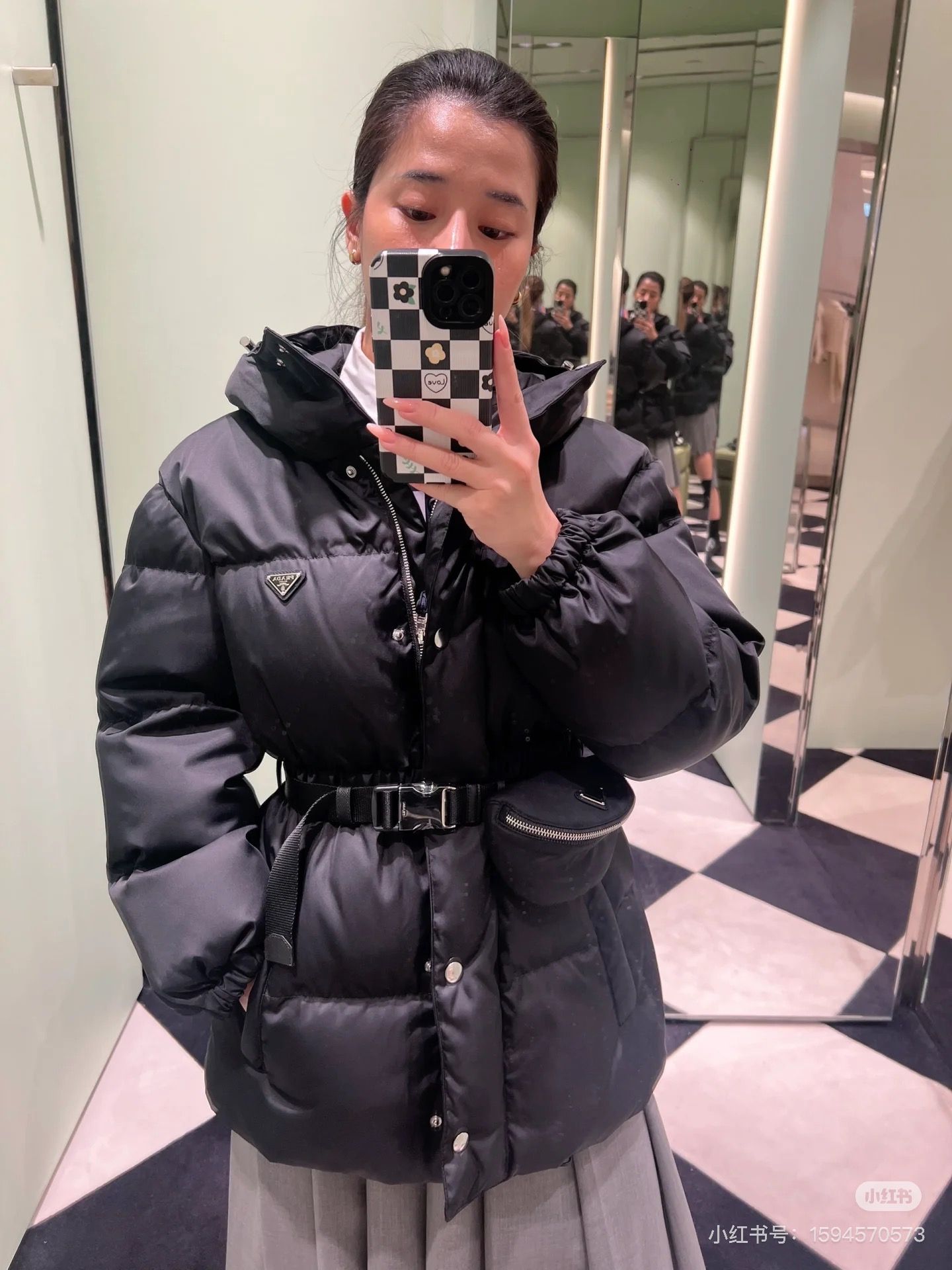 NO:494269,Prada 25SS fall and winter new down jacket is so amazing. The classic hooded design, the waist-closing style is super good-looking, the 'ant waist' is easy to have. The double-sided zippered pockets are practical and beautiful, the upper body looks slim and not bloated, and the warmth is also online. The black is versatile and high-end. It is matched with the same series of waist bags, and the fashion sense is directly full. Choose it in autumn and winter outfits~ Identify my version. SML, prada, down jacket, hats, alexander wang19860909Prada 25SS秋冬新款羽绒服太绝啦 经典连帽设计,收腰版型超显身材,“蚂蚁腰”轻松拥有.双侧拉链口袋实用又好看,上身显瘦不臃肿,保暖性也在线,黑色百搭还高级,搭配同系列腰包,时尚感直接拉满,秋冬穿搭选它准没错～认准我家版本 现货发售SML,,prada,down jacket,hats,alexander wang,Women's clothing