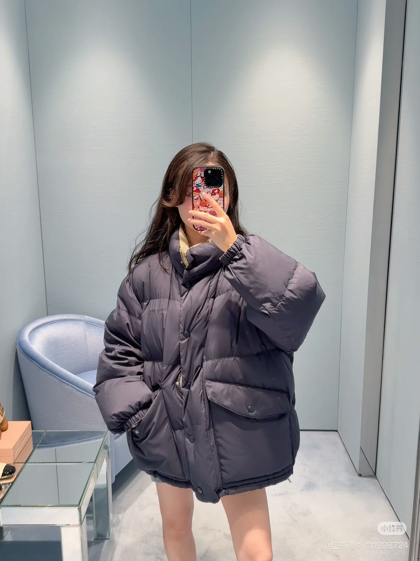 NO:494271,(Double-sided down jacket) Miumiu25SS Autumn and Winter New Style, Double-sided down jacket, Navy blue and beige double-sided This material is super comfortable, the hem has drawstrings to shrink, the style is large, 90 white goose down jacket, 112 grams of inner liner cloth recycled polyester fiber, this down jacket is really amazing, and compared with the two sides, this bread down jacket is more used, the two sides are completely different styles, the same style as men and women, please confirm my version, on-site SML, miumiu, down jacket, alexander wang19860909（双面穿羽绒服）Miumiu25SS秋冬新款 双面穿羽绒服 藏蓝色和米色双面 这款材质超级舒服 下摆有抽绳可以收缩 版型偏大 90白鹅绒 112克内胆布再生聚酸纤维 这款羽绒服的保暖性能真的是绝绝子 而且两面穿的相比 去年的这个面包羽绒服来说就更加的使用一些 两面完全是不同的风格 男女同款 认准我家版本 现货发售 SML,,miumiu,down jacket,alexander wang,Women's clothing