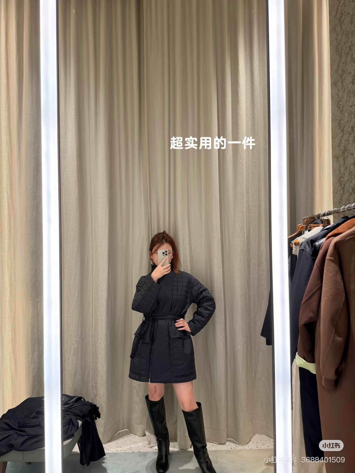 NO:494259,(Long style) Hermes 25SS new slit coat in autumn and winter, stand collar zipper mid-length cotton jacket, diamond-grid cotton jacket, classic plaid honing craft, fashionable and slim, improved stand collar design, add slack feeling, matched with belt, handsome and neat upper body, gender-free outfit, cool and stylish, blue and black, mid-length belt is removable, light and comfortable to wear, accurate to my version, SML on sale, spot, hermes, hermes, jackets & coats, alexander wang19860909（长款）Hermes 爱马仕25SS 秋冬新款衔缝大衣 立领拉链中长棉服外套 菱格棉服 经典格纹珩线工艺 时尚又显瘦,改良立领设计 增加了松弛感 搭配腰带 上身帅气又利落,无性别穿搭 酷飒有型 蓝黑色 中长款 腰带可拆卸 穿起来又轻又舒服 认准我家版本 现货发售SML,,hermes,hermes,jackets & coats,alexander wang,Women's clothing