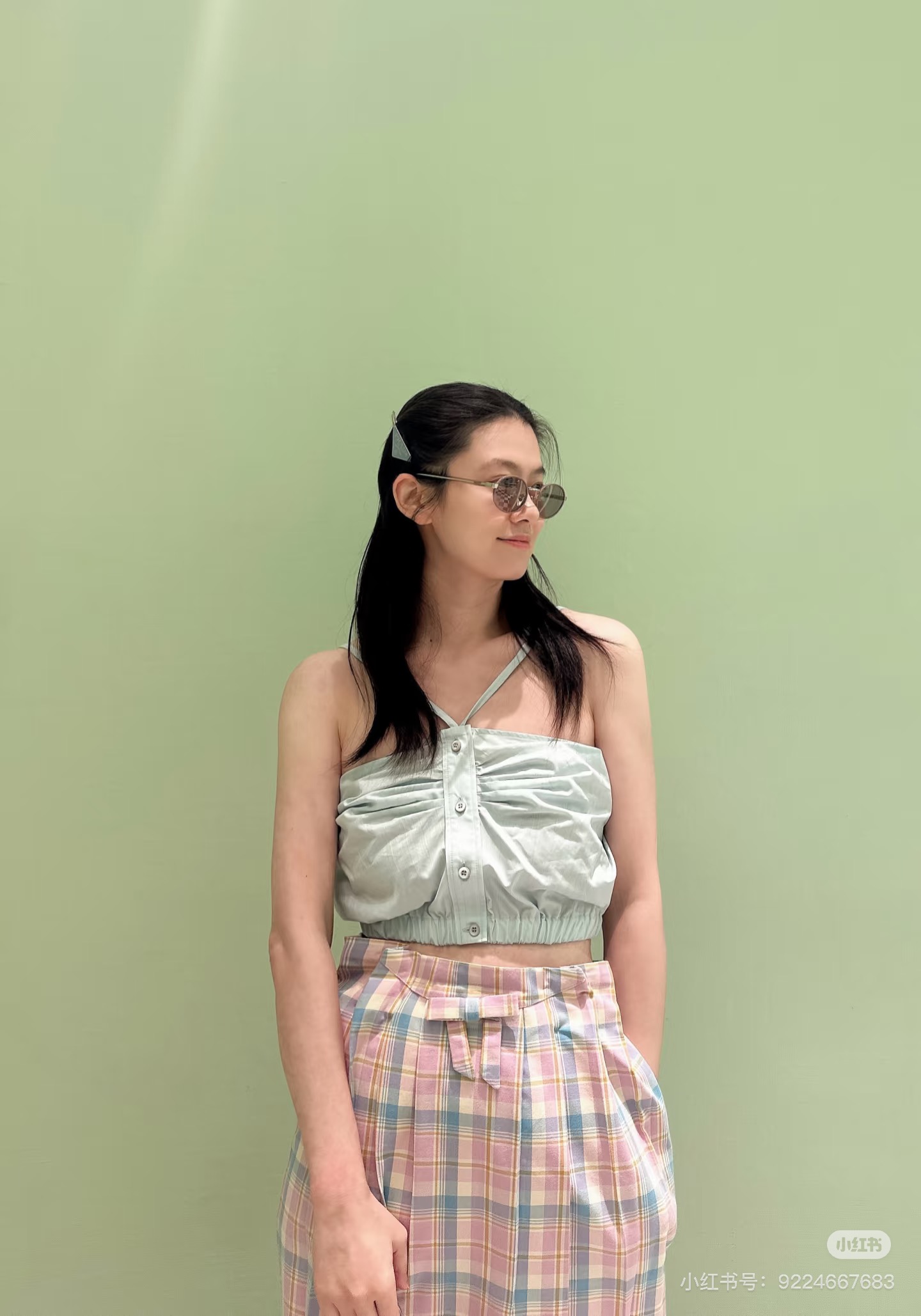 NO:495586,(Slinging Strap) Prada25SS Early Autumn New Style Striped Neck Wrinkled Strap The upper body is so amazing!  Light colors are super refreshing, cross-slim shoulder straps are exquisite and unique, chest buttons and pleated elements add a sense of detail, short styles show off your figure, and easily create a fashionable and casual style of dressing. Whether it is matched with jeans or skirts, it is a perfect dressing tool~ Identify my version. SML, prada, skirts, jeans, alexander wang19860909（吊带抹胸）Prada25SS早秋新款 条纹挂脖褶皱抹胸 上身太绝啦！浅色系超显清爽,交叉细肩带设计精致又别致,胸前纽扣和褶皱元素增添细节感,短款版型很显身材,轻松打造时尚又随性的穿搭风格 无论是搭配牛仔裤还是半身裙都很合适,妥妥的穿搭利器～认准我家版本 现货发售 SML,,prada,skirts,jeans,alexander wang,Women's clothing