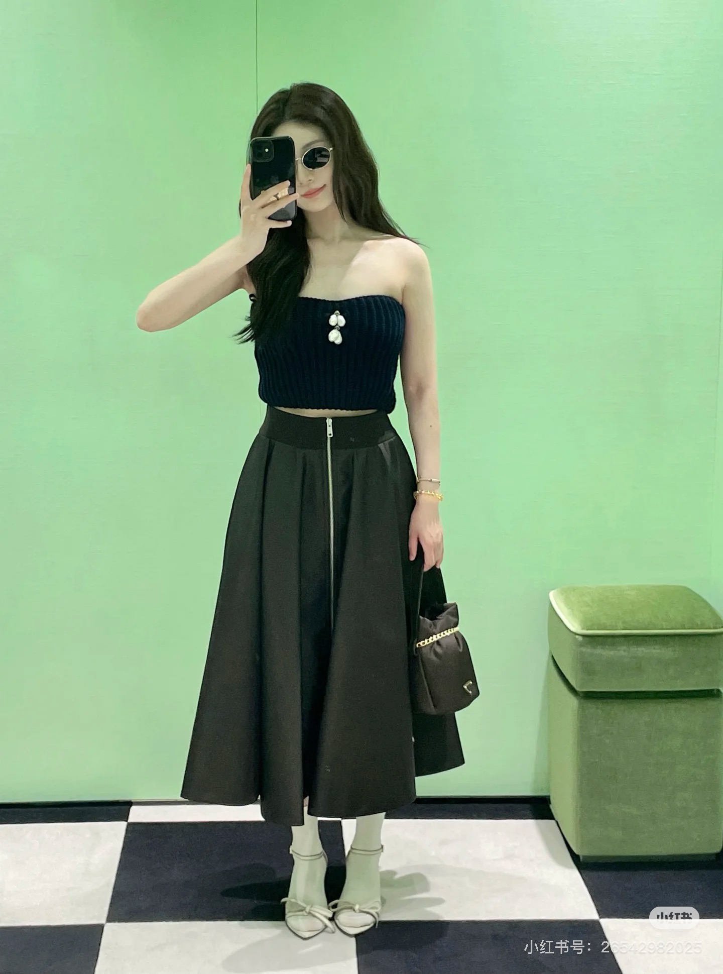 NO:495596,(Skirt) Prad*25Ss early spring new model, tech-sensing nylon puffy skirt. The crisp umbrella-shaped silhouette injects into the soul of futurism, forming a stunning contrast with soft knitting. Original development!  High-end production!  The original custom fabric has a great comfort texture!  Zipper-style large hem skirt with classic umbrella large A-skirt with versatile and age-reducing girlish style!  Fashionable and handsome, sweet or salty!  It is versatile and not picky about others. It is beautiful!  Original custom hardware accessories, workmanship quality depends on the details. Identify my version in stock SML, prada, skirts, alexander wang19860909（半身裙）Prad*25Ss早春新款 科技感尼龙蓬蓬裙 挺括的伞状廓形注入未来主义灵魂,与柔软针织形成惊艳反差.原版开发！高版出品！原版定制面料舒适质感超赞！拉链片式大摆裙经典伞摆大A裙摆百搭减龄少女风！时髦帅气可甜可盐！百搭不挑人上身美的不要不要的！原版定制五金配件,做工品质看细节.认准我家版本 现货 发售SML,,prada,skirts,alexander wang,Women's clothing