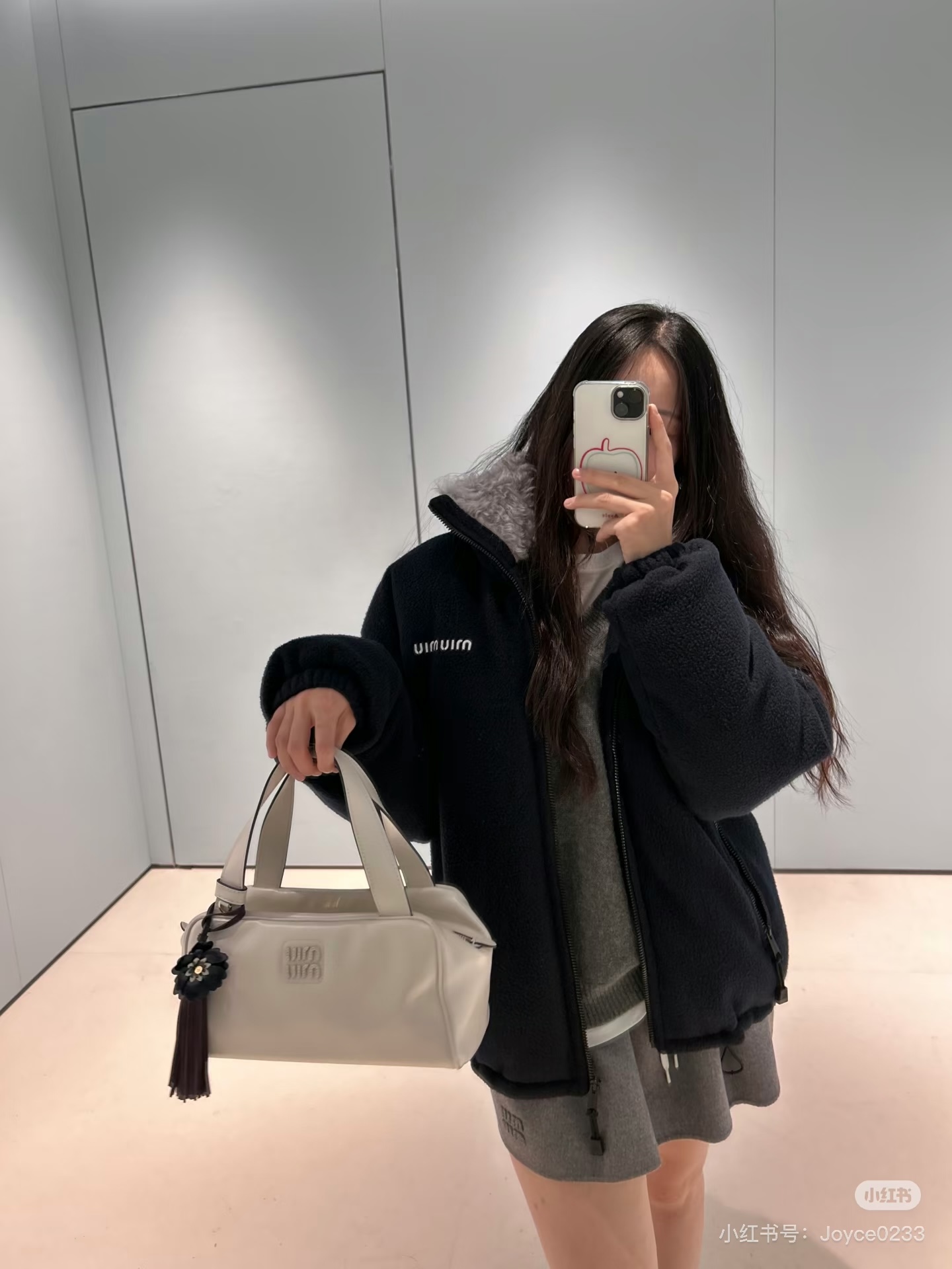 NO:500445,Miumiu 25 autumn and winter new style, classic hidden blue lamb fur jacket, stand collar zipper design, warm and fashionable, chest recognition labeled and embellished design, loose style, couple style, good inclusive, lamb fur lining, winter wardrobe, age-reducing temperament, handsome and casual without losing the sense of fashion, good looking whether wearing alone or layered shirt, same style for men and women, identify my version, on-site SML,,miumiu, jackets & coats, jackets & coats,shirts,alexander wang19860909Miumiu 25秋冬系列新款 经典藏蓝色羊羔毛夹克外套 立领拉链设计保暖又时尚 胸口辨识度贴标点缀设计 宽松版型 情侣款穿搭 包容性很好 内里羊羔毛里衬 冬日衣橱必不可少 减龄气质帅气随意又不失时髦感 无论单穿或叠穿衬衫都很好看 男女同款 认准我家版本 现货发售 SML,,miumiu,jackets & coats,jackets & coats,shirts,alexander wang,Women's clothing