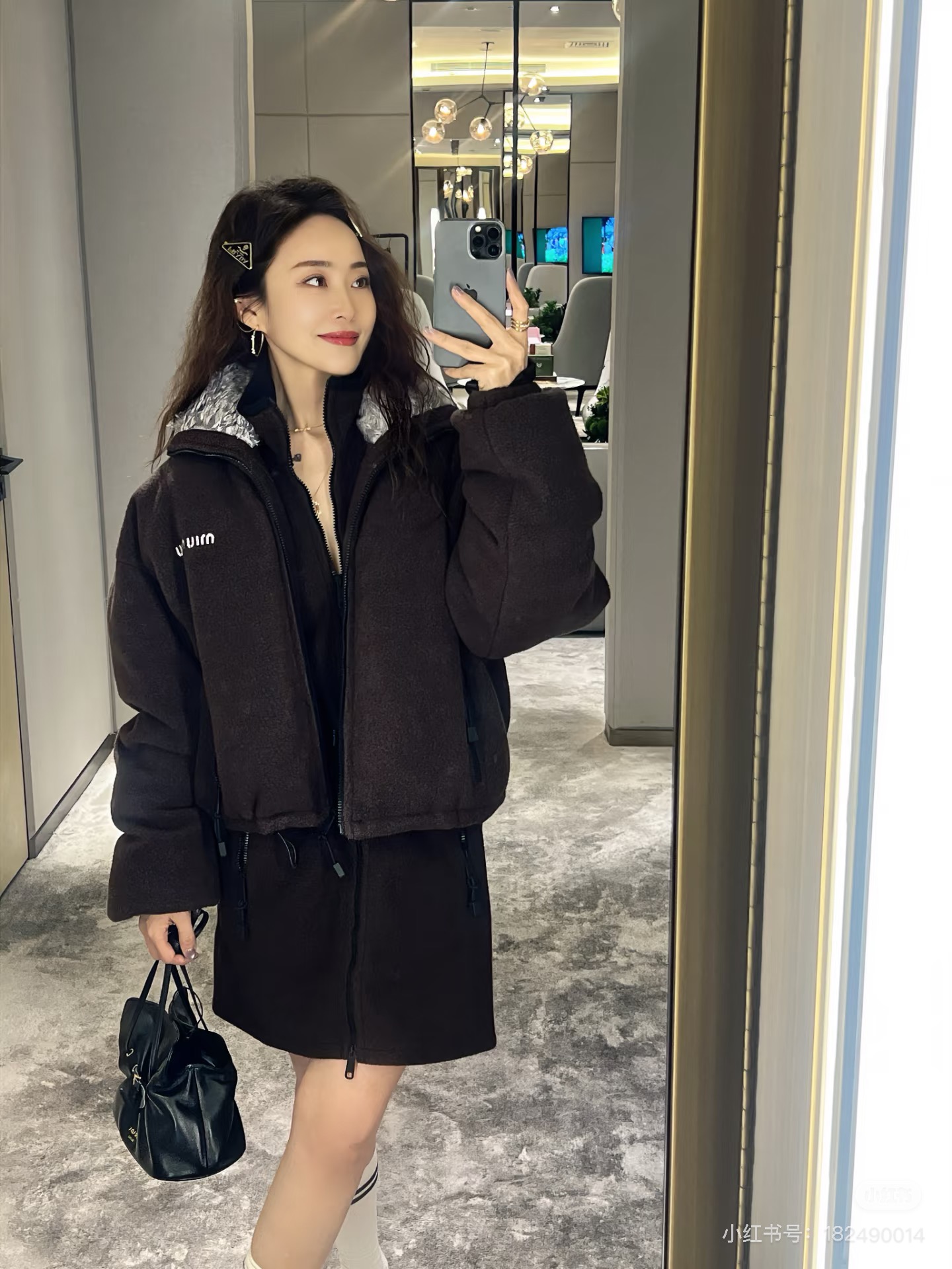 NO:500466,Miumiu 25 autumn and winter new style, classic lamb fur jacket, stand collar zipper design, warm and fashionable, chest recognition labeled and embellished design, loose style, couples' outfit, very inclusive, lamb fur lining, winter wardrobe, age-reducing temperament, handsome and casual without losing the sense of fashion, good looking whether wearing alone or layered shirt, sure to be my version, on-site SML,,miumiu, jackets & coats, jackets & coats,shirts,alexander wang19860909Miumiu 25秋冬系列新款 经典羊羔毛夹克外套立领拉链设计保暖又时尚 胸口辨识度贴标点缀设计 宽松版型 情侣款穿搭 包容性很好 内里羊羔毛里衬 冬日衣橱必不可少 减龄气质帅气随意又不失时髦感 无论单穿或叠穿衬衫都很好看 认准我家版本 现货发售 SML,,miumiu,jackets & coats,jackets & coats,shirts,alexander wang,Women's clothing