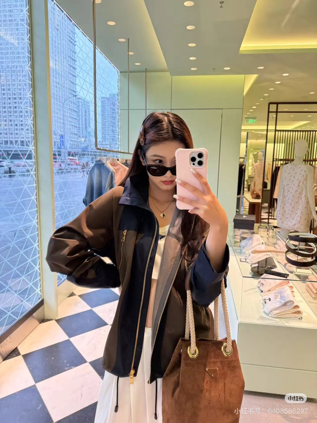 NO:501210,Prada 2025SS early autumn new style contrasting hooded jacket The color matching design of this jacket is super ingenious. The splicing of brown and dark blue is like the fusion of the sea and the beach, full of nautical style. The fabric is full of texture, and the lining is spliced ​​and pressed. It is not only windproof but also breathable, and it is full of practicality. The hooded design adds a bit of casualness, the zipper details are smooth and exquisite, and the hardware is excellent. The pocket design on the chest is both practical and adds points to the overall shape.  Multiple pockets are convenient for storing small objects and meeting daily travel needs. The cut lines behind it are smooth and the natural draping makes the style more crisp. You will immediately have a neat and handsome feeling when you wear it. Whether it is a casual street style with jeans or a sports pants to show a vibrant and sporty style, it can be perfectly adapted and easily become the focus of the crowd. Identify my version of SML on sale in stock, prada, jeans, jackets & coats, hats, alexander wang19860909Prada 2025SS早秋新款 撞色连帽冲锋外套 这款外套的配色设计超有巧思,棕色与深蓝色的拼接,就像大海与沙滩的融合,充满了航海风情 面料质感十足,里布都是拼接压胶工艺.不仅防风还透气,实用性满分 连帽设计增添了几分休闲感,拉链细节流畅又精致,五金质感超棒 胸前的口袋设计 既实用又为整体造型加分 多个口袋方便收纳小物件,满足日常出行需求.背后的剪裁线条流畅,自然垂坠感让版型更加挺括,穿上身立马拥有利落帅气的感觉.无论是搭配牛仔裤打造休闲街头风,还是配上运动裤展现活力运动风,它都能完美适配,轻松成为人群中的焦点~认准我家版本现货发售SML,,prada,jeans,jackets & coats,hats,alexander wang,Women's clothing