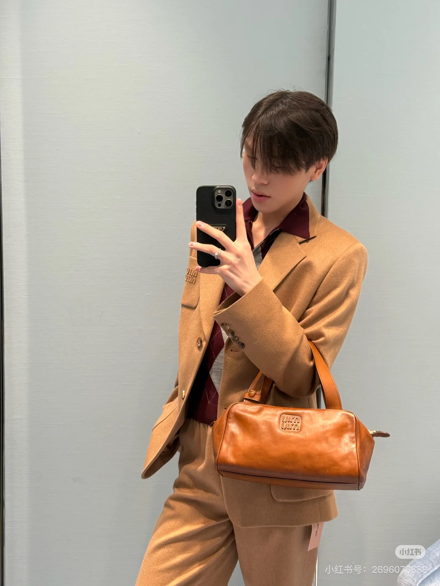 NO:504941,(Pants) Miu Miu25SS early autumn new style Camel-wool suit jacket pants The material of this jacket is synonymous with luxury and comfort!  Selected high-quality camel velvet, with delicate and soft touch, just like the warm sun in winter, gently caressing the skin, keeping warm and light, allowing you to move forward gracefully in the cold wind~ Contrasting color embroidery instantly enhances the layering and recognition of the overall shape. This low-key luxury is unforgettable at a glance. It can make you the focus without ostentatious texture online, can be easily controlled for daily commuting or leisure out on the street, and it is super matching. It instantly improves temperament. It is an indispensable item in the wardrobe~ Determine my version. SML is the same as men and women. It is also available with pants~,,miumiu, jackets & coats, jackets & coats, alexander wang19860909（裤子） Miu Miu25SS早秋新款 骆驼毛西服外套裤子 这件夹克的材质,简直是奢华与舒适的代名词！精选优质驼绒,触感细腻柔软,仿佛冬日里的暖阳轻抚肌肤,保暖性max,又不失轻盈感,让你在寒风中也能优雅前行～撞色刺绣 瞬间提升整体造型的层次感与辨识度.这种低调的奢华感,让人一眼难忘 都能让你成为焦点而不张扬质感在线,日常通勤或休闲出街都能轻松驾驭,搭配性超强,穿上瞬间提升气质,是衣橱里不可或缺的单品～认准我家版本 发货发售SML 男女同款 搭配裤子也有货～,,miumiu,jackets & coats,jackets & coats,alexander wang,Women's clothing