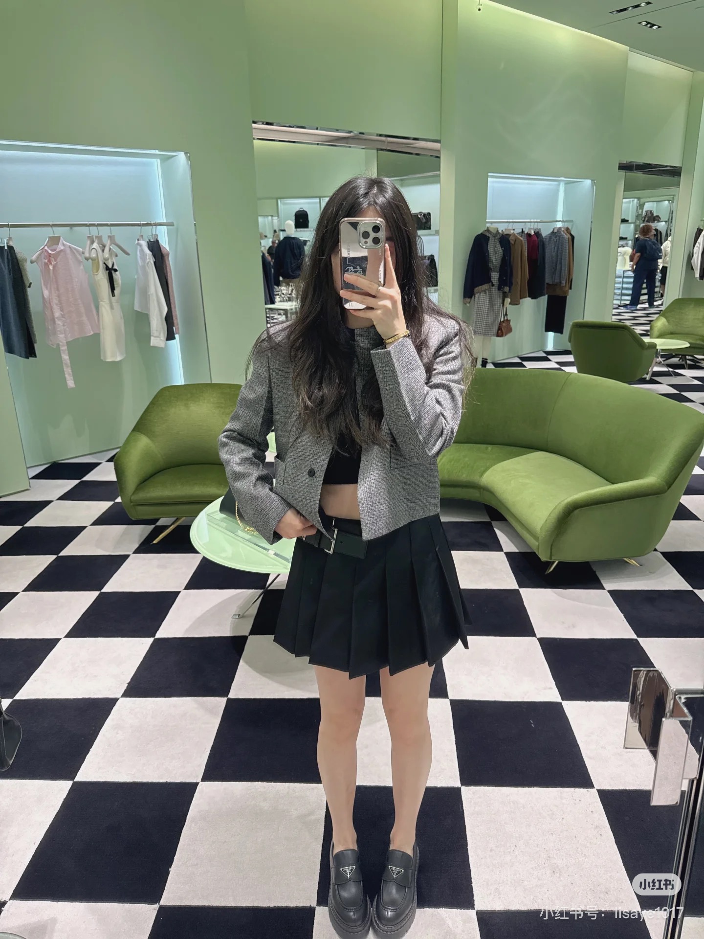 NO:504947,(Coat) Prada 25SS autumn and winter new style old-fashion style gray plaid suit jacket suit pants Original development and development High-quality production Elegant temperament commuting style Short coat is exquisite and stylish, wide-leg pants look slim and aura High-quality and capable Retro and fashionable Classic old-fashion style It is very suitable for commuting to work or going out on the street every day, easily creating an elegant and high-end feeling~ I'm sure my version is available for sale SML, prada, jackets & coats, business suit, alexander wang19860909（外套） Prada 25SS秋冬新款 老钱风高级感灰色格纹西装外套西装裤 原版开发开发 高品质出品 优雅的气质通勤风 短款外套精致有型,阔腿裤显瘦又有气场 高级又干练 复古时髦 经典老钱风 上班通勤或者日常出街都很合适,轻松打造优雅高级感～ 认准我家版本现货发售SML,,prada,jackets & coats,business suit,alexander wang,Women's clothing