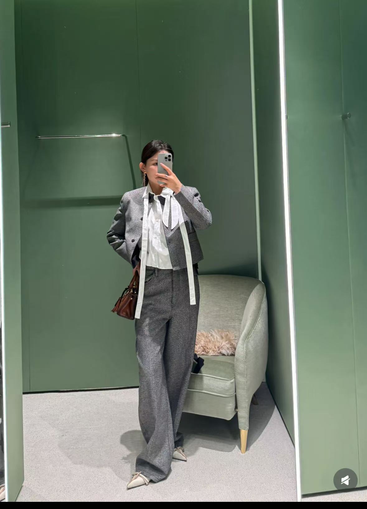 NO:504952,(Pants) Prada 25SS autumn and winter new style old-fashion style gray plaid suit jacket suit pants Original development High-quality production Elegant temperament commuting style Short coat is exquisite and stylish, wide-leg pants look slim and aura High-end and capable Retro and fashionable Classic old-fashion style It is very suitable for commuting to work or going out on the street every day, easily creating an elegant and high-end feeling~ I'm sure my version is available for sale SML, prada, jackets & coats, business suit, alexander wang19860909（裤子） Prada 25SS秋冬新款 老钱风高级感灰色格纹西装外套西装裤 原版开发 高品质出品 优雅的气质通勤风 短款外套精致有型,阔腿裤显瘦又有气场 高级又干练 复古时髦 经典老钱风 上班通勤或者日常出街都很合适,轻松打造优雅高级感～ 认准我家版本现货发售SML,,prada,jackets & coats,business suit,alexander wang,Women's clothing