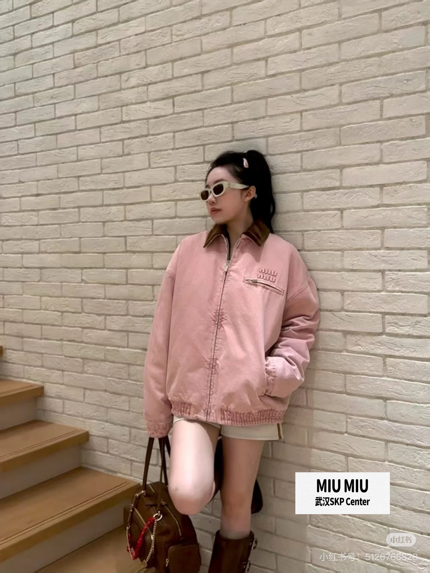 NO:504960,Miumiu's new autumn and winter style corduroy contrast splicing work jacket Original development High-quality production Too beautiful Dopamine girl returns. Who says that it cannot be pink in autumn and winter? Miu Miu's pink jacket is here!  I love bright colors winter jackets so much!  Who said that the artifact of the perfect atmosphere can’t be pink in autumn and winter? The artifact of the artifact is too cute!  Like a marshmallow, different styles of college style outfits, sweetness comes, I know my version, on-site SML, miumiu, jackets & coats, alexander wang19860909Miumiu 秋冬新款 灯芯绒撞色拼接工装外套 原版开发 高品质出品 太美啦 多巴胺少女回归 谁说秋冬不能粉嫩 Miu Miu粉色系外套来咯！太爱亮色系冬日外套了！妥妥的氛围感神器包出谁说秋冬不能粉嫩 神器包出片的～粉色也太可爱啦！像一朵棉花糖 不同风格的学院风穿搭 甜美来袭 认准我家版本 现货发售 SML,,miumiu,jackets & coats,alexander wang,Women's clothing