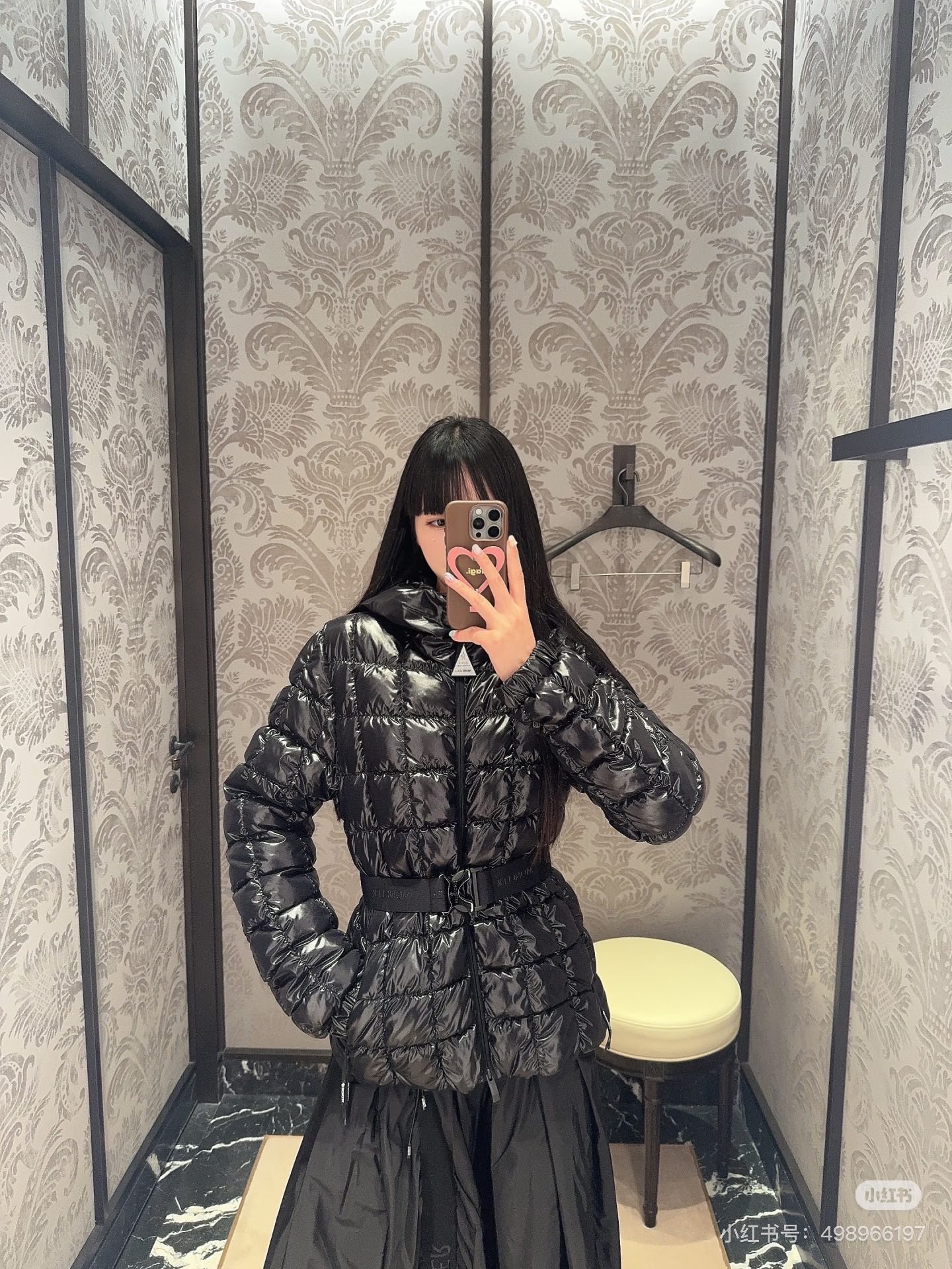 NO:504906,Moncle* 25Fw autumn and winter new model Emilion women's waist-closed square quilted down jacket丨Original development!  High-end production!  The shiny nylon patent leather fabric is covered with delicate pearlescent under the light, as if it is covered with liquid crystal. The three-dimensional square quilting is like the geometric lines cut by architecturally, filled with fluffy and full goose down, which combines warmth and neat contours. The high-neck design adds a gentle aura, the black belt and large buckles waist to make you look slim, and the iconic black round logo on the left is low-key to highlight the brand identity. Whether it is a dress or a layered sweatshirt, it can inject a sweet and cool sense of luxury into the shape, and is an eye-catching item for bright outfits in autumn and winter. Check my version and is available in stock. SML, hoodie, sweatshirts, skirts, jackets & coats, down jacket, alexander wang19860909Moncle* 25Fw秋冬新款 Emilion女士收腰方形绗缝羽绒外套丨原版开发！高版出品！亮面尼龙漆皮面料在光线照射下泛着细腻珠光,仿佛覆盖液态水晶般精致.立体方形绗缝如建筑切割的几何线条,内填蓬松饱满的鹅绒,兼具保暖性与利落轮廓.高领设计增添温柔气场,黑色腰带与大扣环收腰显瘦,左侧标志性黑色圆形徽标低调彰显品牌身份.无论是内搭连衣裙还是叠穿卫衣,都能为造型注入甜酷兼具的高级感,是秋冬季节点亮穿搭的吸睛单品.认准我家版本 现货发售 SML,,hoodie,sweatshirts,skirts,jackets & coats,down jacket,alexander wang,Women's clothing