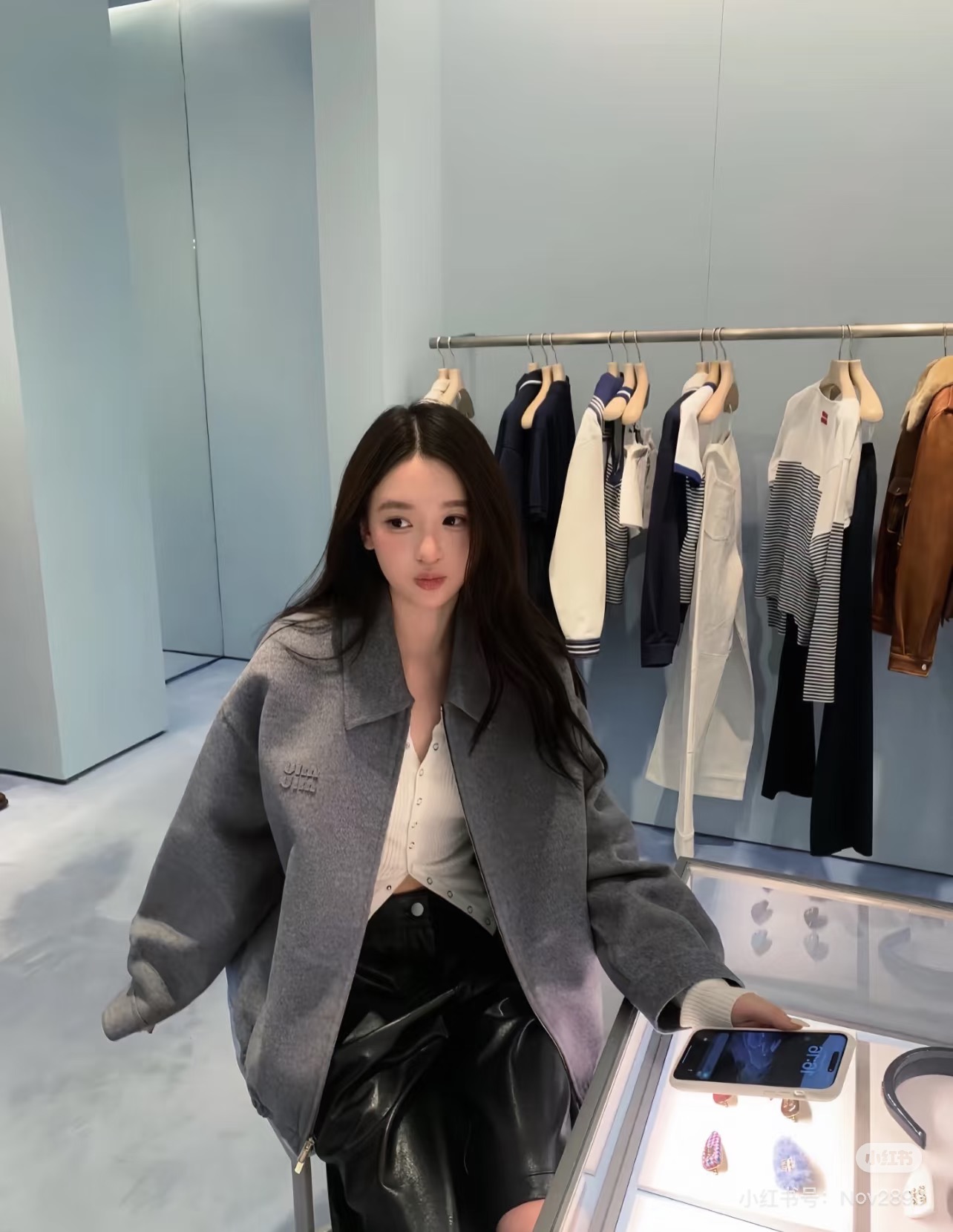 NO:536484,Miumiu 25SS autumn and winter new style, letter patch wool zipper jacket original development, high-end product, low-key, noble, not ostentatious, versatile high-end gray jacket This gray jacket is too amazing~ simple and textured, the brand logo at the details is very exquisite, the style is loose and not picky, the texture is full, and the daily matching is very good, it is easy to create a high-end feeling, the same style for men and women, the same version is accurate for my home SML,,miumiu, jackets & coats, jackets & coats, alexander wang19860909Miumiu 25SS秋冬新款 字母贴布绵羊毛拉链夹克外套 原版开发 高版本出品 低调贵气不张扬百搭高级灰外套 这款灰色外套太绝啦～简约又有质感,细节处的品牌标识很精致,版型宽松不挑人,质感拉满,日常搭配白T就很出片 轻松打造出高级感,男女同款认准我家版本现货发售SML,,miumiu,jackets & coats,jackets & coats,alexander wang,Women's clothing