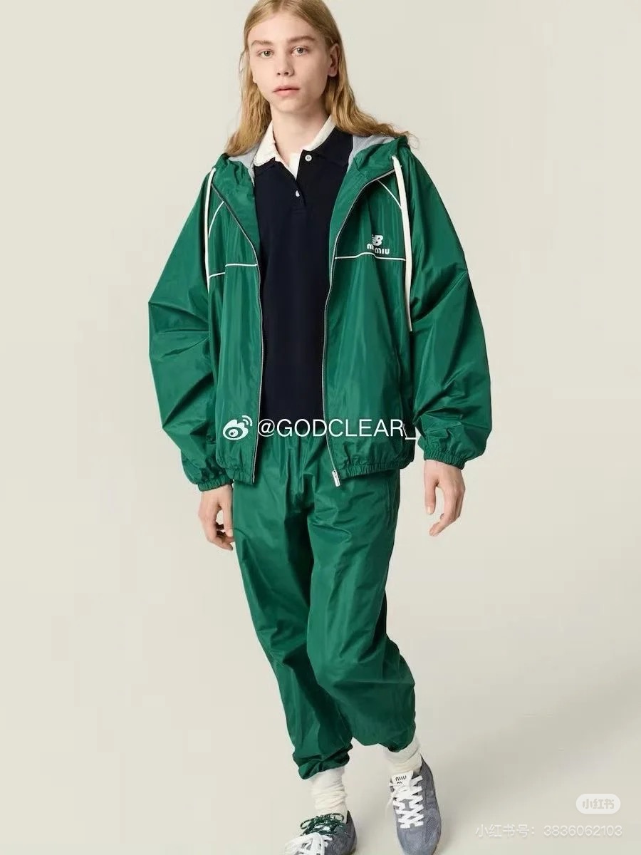 NO:546710,Miu Miu and New Balance 25FW early autumn joint tennis series Contrast color splicing hooded jacket jacket Original development High-end production This series is so eye-catching~ Contrast color windproof jacket blends sports function style and high fashion sense just right. The color splicing is very visually tense. Brand logo and joint details are hidden in the design. The collision of sports trend and light luxury texture. This style is really good to wear. The same style for men and women. Who wears it and who looks good in the series~ Identify my version. SML is available in stock,,miumiu, jackets & coats, jackets & coats,hats,alexander wang19860909Miu Miu 与 New Balance 25FW早秋联名款网球系列 撞色拼接连帽夹克外套 原版开发 高版本出品 这个系列太吸睛了～撞色防风外套把运动机能风与高级时装感融合得恰到好处 色彩拼接极具视觉张力 品牌标识和联名细节暗藏在设计里 运动潮酷与轻奢质感的碰撞 这款这么穿真的很出片 男女同款 谁穿谁好看系列～认准我家版本 现货发售SML,,miumiu,jackets & coats,jackets & coats,hats,alexander wang,Women's clothing