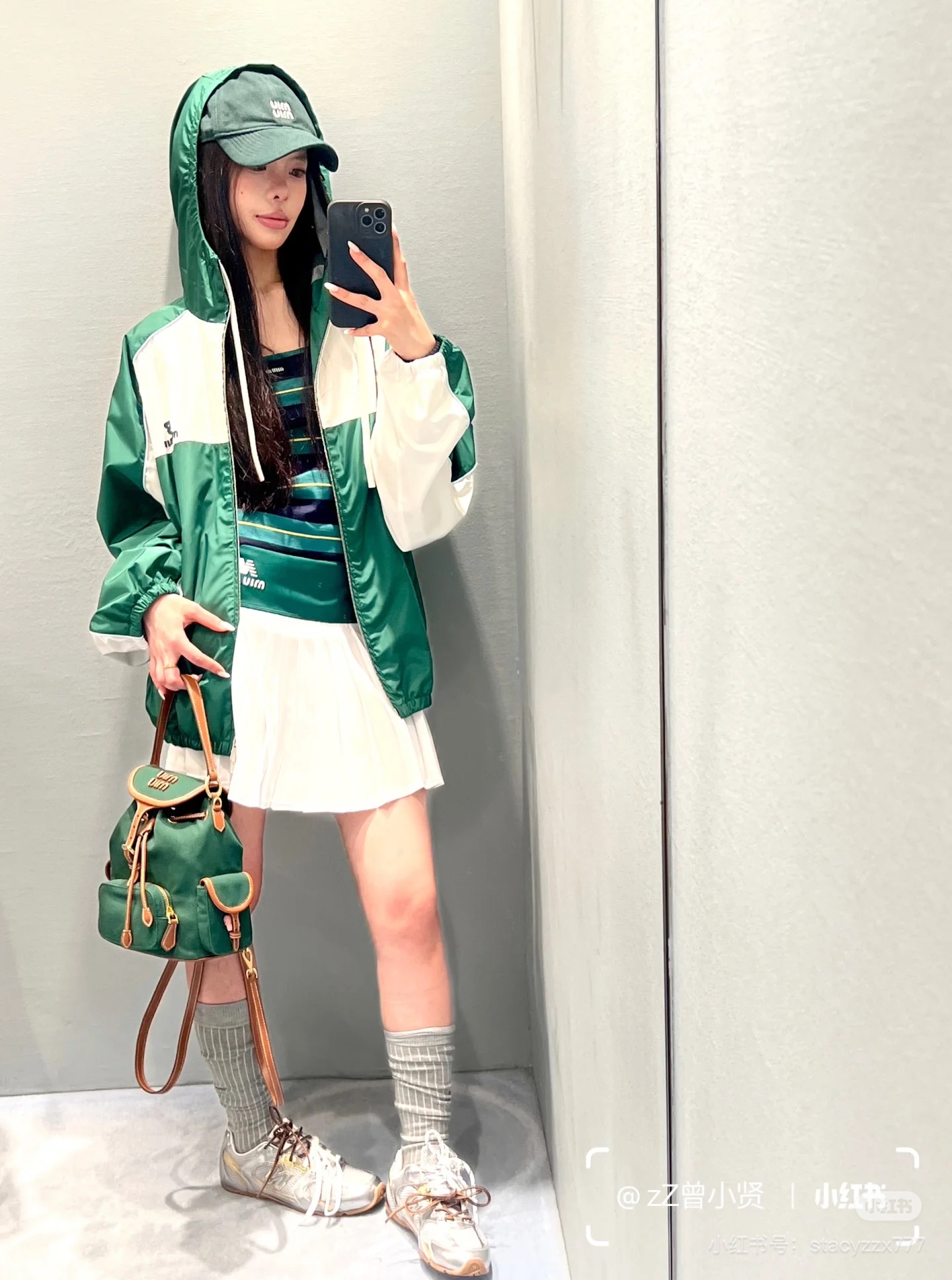 NO:546733,Miu Miu and New Balance 25FW early autumn joint tennis series Contrast color splicing hooded jacket jacket Original development High-end production This series is so eye-catching~ Contrast color windproof jacket blends sports function style and high fashion sense just right. The color splicing is very visually tense. Brand logo and joint details are hidden in the design. The collision of sports trend and light luxury texture. This style is really good to wear. The same style for men and women. Who wears it and who looks good in the series~ Identify my version. SML is available in stock,,miumiu, jackets & coats, jackets & coats,hats,alexander wang19860909Miu Miu 与 New Balance 25FW早秋联名款网球系列 撞色拼接连帽夹克外套 原版开发 高版本出品 这个系列太吸睛了～撞色防风外套把运动机能风与高级时装感融合得恰到好处 色彩拼接极具视觉张力 品牌标识和联名细节暗藏在设计里 运动潮酷与轻奢质感的碰撞 这款这么穿真的很出片 男女同款 谁穿谁好看系列～认准我家版本 现货发售SML,,miumiu,jackets & coats,jackets & coats,hats,alexander wang,Women's clothing