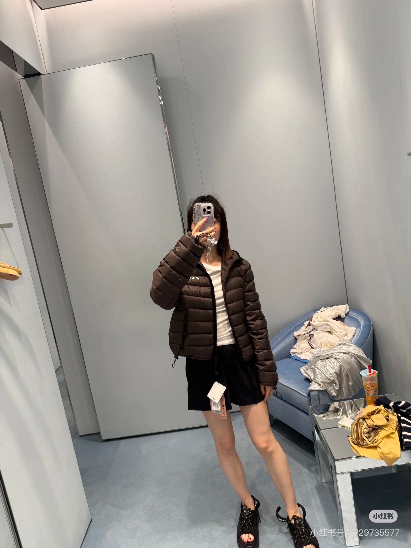 NO:545879,Miumi* 25Fw autumn and winter new style logo embroidered thin hooded down jacket jacket丨Original development!  High-end production!  Filled with the new national standard 90 white gooseberry, and the bread stick grid is filled with full!  The inner fillings have undergone strict selection process, and their fluffy and resilience are extremely superior, and the cold resistance is unquestionable!  The upper body is extremely wrapped!  Big recommendation!  Spot SML, miumiu, jackets & coats, down jacket, hats, alexander wang19860909Miumi* 25Fw秋冬新款 徽标刺绣轻薄款连帽羽绒服外套丨原版开发！高版出品！填充新国标90白鹅绒,面包条格都被填充的满满当当！内里填充物均经过严格的挑选工序,其蓬松感与与回弹性都极为优越,御寒性能更是毋庸置疑！上身包裹性绝绝子！重磅推荐！现货SML,,miumiu,jackets & coats,down jacket,hats,alexander wang,Women's clothing