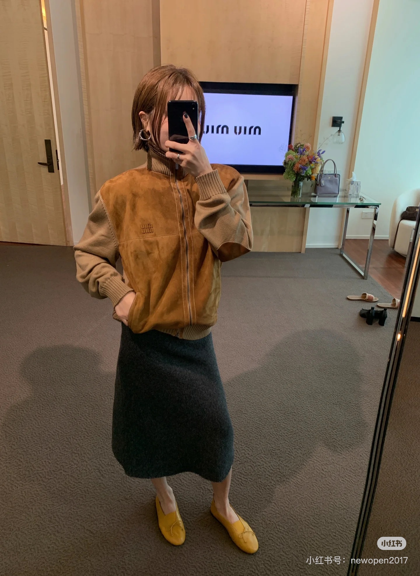 NO:546698,MiuMiu25FW autumn and winter new suede spliced ​​knitted jacket jacket original development and high-end production This jacket is amazing!  Suede jacket looks so beautiful!  Sheep leather, first sheep wool, full of comfort, overall, warm brown-yellow, with different shades of brown-yellow splicing, rich and harmonious layers. The knitted neckline, cuffs and hem have a gentle texture, and it also fits the body. Zipper design The brand logo on the chest is exquisite and eye-catching, highlighting the brand style. Whether it is paired with casual pants to create a casual and daily feeling, or a skirt with a sweet and cool style, it is very suitable, and it can easily become the highlight of the outfit~ the same style for men and women. Identify my version and sell it in stock. SML, miumiu, skirts, jackets & coats, jackets & coats, chamois leather, alexander wang19860909MiuMiu25FW秋冬新款 麂皮拼接针织夹克外套 原版开发 高版本出品 这款外套太绝啦！麂皮外套 泰好看啦！羊质皮革 初剪羊毛上身舒适感十足 整体是暖调棕黄色系,不同深浅的棕黄拼接,层次丰富又和谐.针织领口、袖口和下摆,自带温柔质感,还很贴合身形 拉链设计 胸前的品牌标识精致醒目,彰显品牌格调.无论是搭配休闲裤打造随性日常感,还是配半裙走甜酷风,都很合适,轻松成为穿搭亮点～男女同款 认准我家版本现货发售SML,,miumiu,skirts,jackets & coats,jackets & coats,chamois leather,alexander wang,Women's clothing