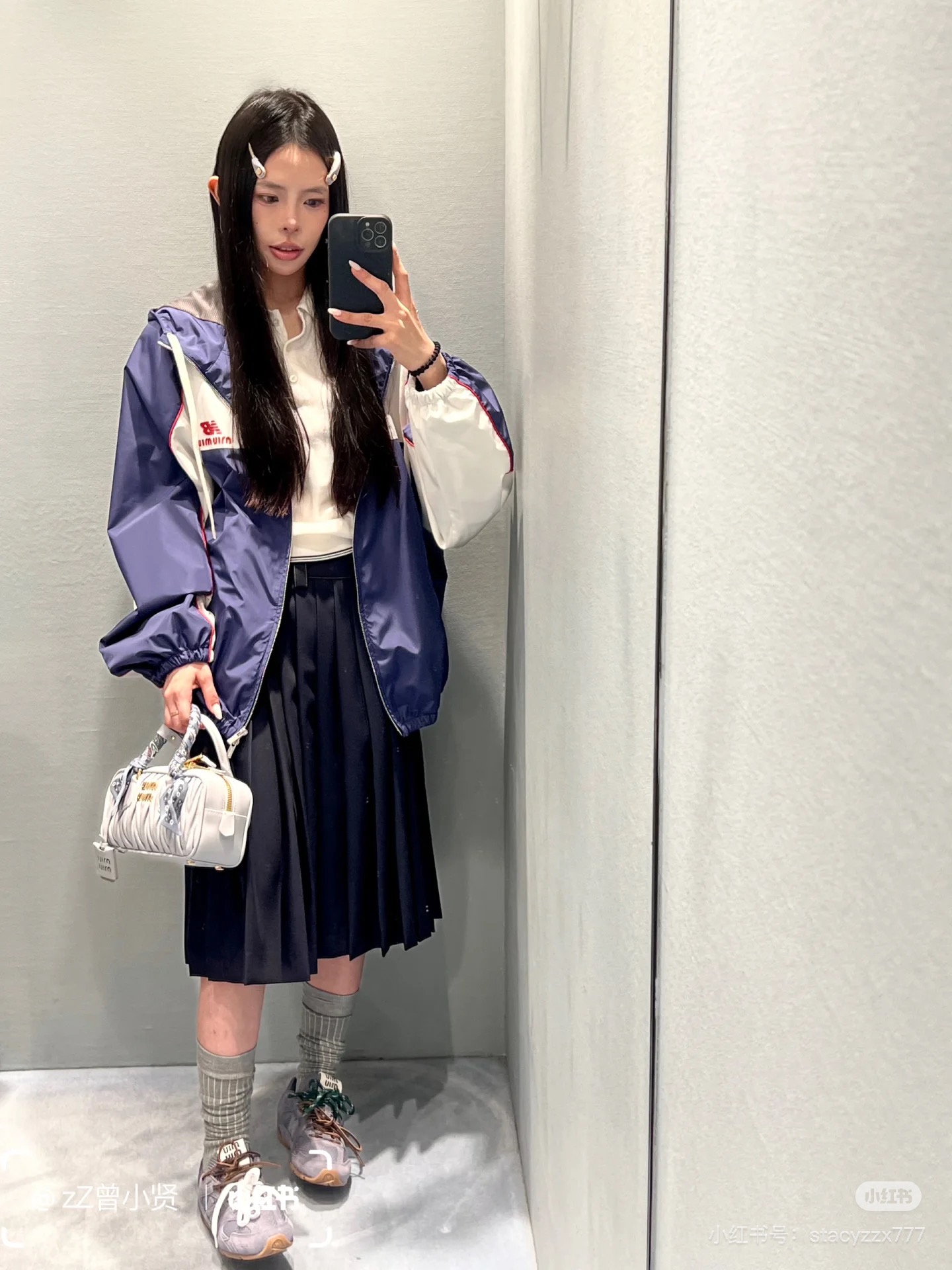 NO:546719,Miu Miu and New Balance 25FW early autumn joint tennis series Contrast color splicing hooded jacket jacket Original development High-end production This series is so eye-catching~ Contrast color windproof jacket blends sports function style and high fashion sense just right. The color splicing is very visually tense. Brand logo and joint details are hidden in the design. The collision of sports trend and light luxury texture. This style is really good to wear. The same style for men and women. Who wears it and who looks good in the series~ Identify my version. SML is available in stock,,miumiu, jackets & coats, jackets & coats,hats,alexander wang19860909Miu Miu 与 New Balance 25FW早秋联名款网球系列 撞色拼接连帽夹克外套 原版开发 高版本出品 这个系列太吸睛了～撞色防风外套把运动机能风与高级时装感融合得恰到好处 色彩拼接极具视觉张力 品牌标识和联名细节暗藏在设计里 运动潮酷与轻奢质感的碰撞 这款这么穿真的很出片 男女同款 谁穿谁好看系列～认准我家版本 现货发售SML,,miumiu,jackets & coats,jackets & coats,hats,alexander wang,Women's clothing