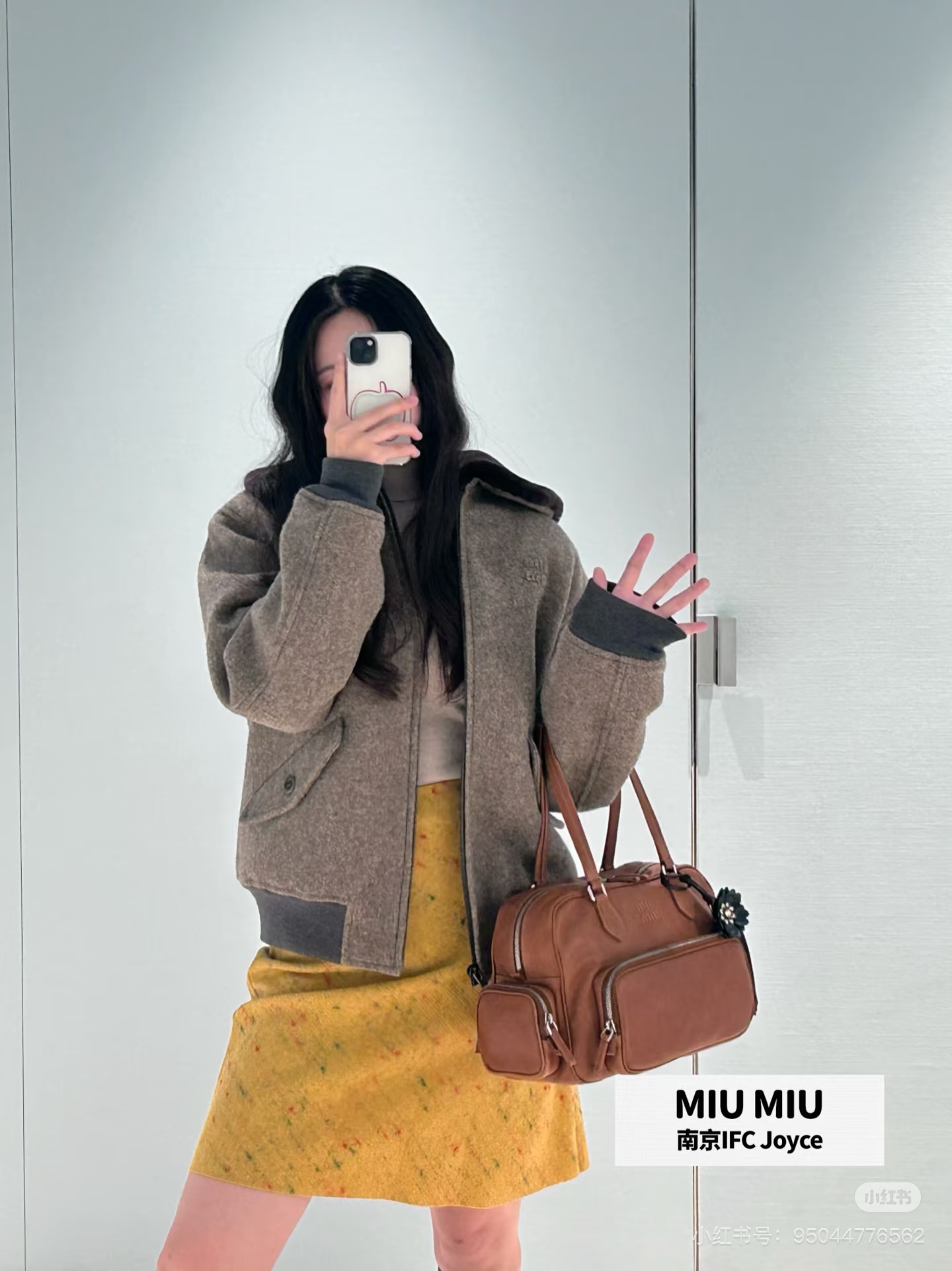 NO:561308,Miu Miu 25fw new autumn and winter sheep wool lapel cotton jacket, originally developed and produced in a higher version. This jacket is really good-looking. The collar is made of super soft sheepskin. The warmth and practicality of the quilting are first-class, and the texture is super soft and warm!  Practical and fashionable. The cuffs and hem are spliced with dark gray knit, which is full of layers. It is very versatile for autumn and winter wear. It can be easily worn for daily commuting or leisure. It looks great with skirts and trousers. It is elegant and comfortable. It is a must-have item for the autumn and winter wardrobe! Look for our version for sale in stock. SML,,miumiu,skirts,jackets & coats,sheepskin,alexander wang19860909Miu Miu 25fw秋冬新款 绵羊毛翻领棉服外套 原版开发 高版本出品 这款外套真的是非常的好看,领子是羊皮毛的超级柔软 夹棉的保暖性和实用性一级,质感超柔软又保暖! 实用又时髦计.袖口和下摆拼接深灰针织,层次感满满,秋冬穿搭超百搭~日常通勤或休闲都能轻松驾驭,搭配裙装裤装都很出彩,优雅又舒适,是秋冬衣橱必备单品!认准我家版本现货发售 SML,,miumiu,skirts,jackets & coats,sheepskin,alexander wang,Women's clothing