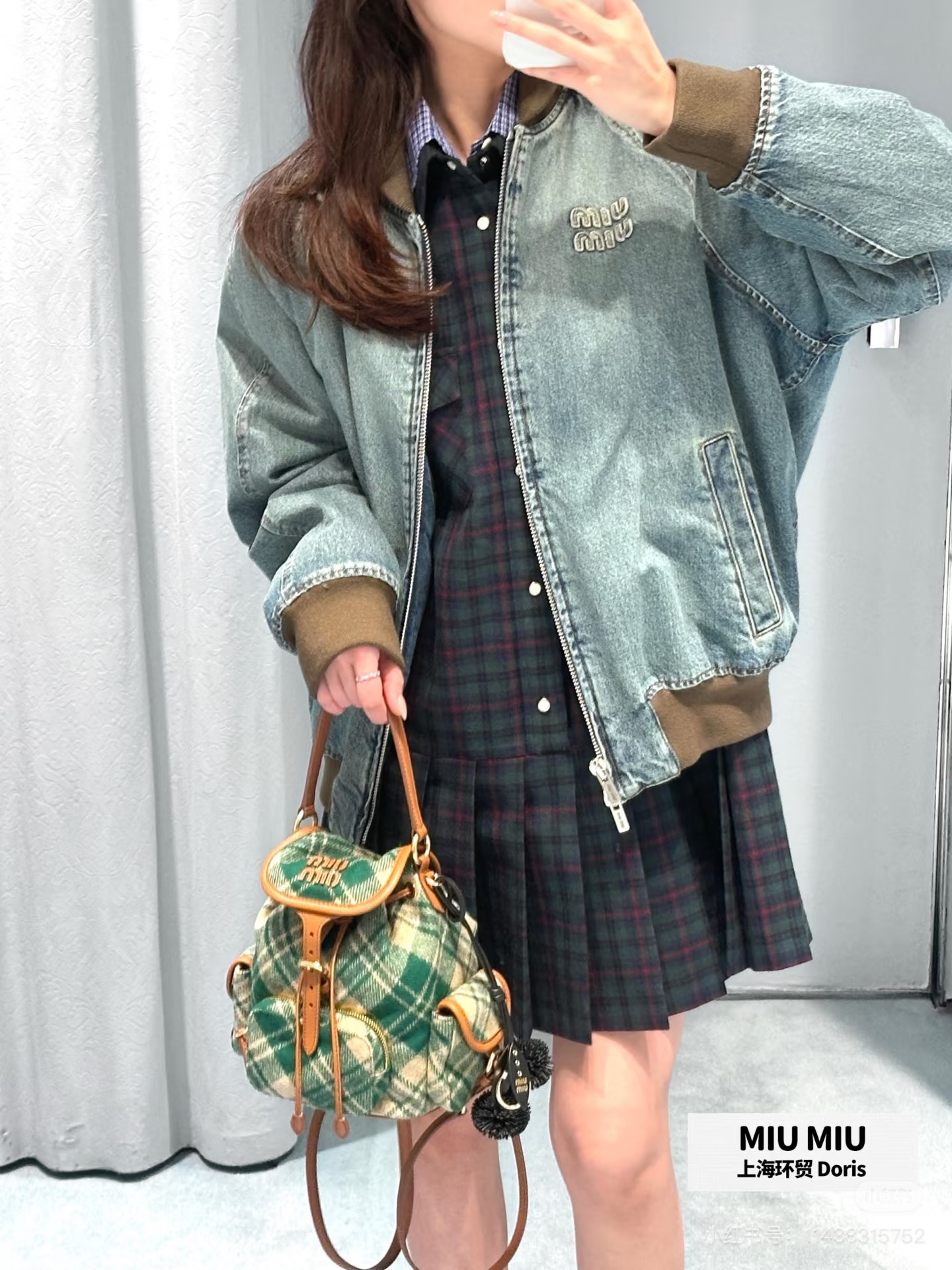 NO:656967,(Coat) Miu Miu's light blue washed denim jacket has a loose, off-the-shoulder silhouette and a full retro casual feel! The embroidered logo of the same color on the chest is very recognizable, and the cuffs and hem are closed with contrasting threads and full of details. The zipper closure + slip pocket design is practical and fashionable, and it is also very good for layering in autumn and winter~ Ready for sale S/M/L,,miumiu,jackets & coats,jackets & coats,alexander wang19860909（外套）Miu Miu这款浅蓝色水洗牛仔夹克,宽松落肩版型,复古休闲感满满!胸前同色刺绣徽标超有辨识度,袖口和下摆撞色螺纹收口,细节感拉满.拉链开合+插袋设计,实用又时髦,秋冬叠穿也很出彩~现货发售S/M/L,,miumiu,jackets & coats,jackets & coats,alexander wang,Women's clothing